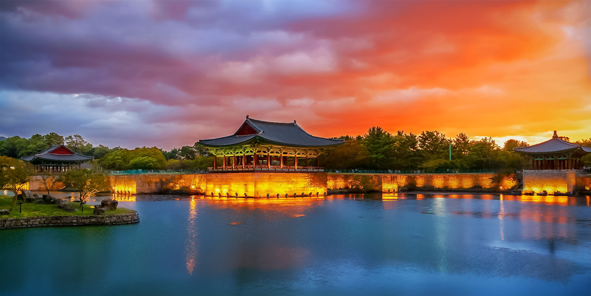 月池以其令人驚歎的月亮倒影而聞名,是夜間遊覽的熱門地點。 月池以其令人驚歎的月亮倒影而聞名,是夜間遊覽的熱門地點。