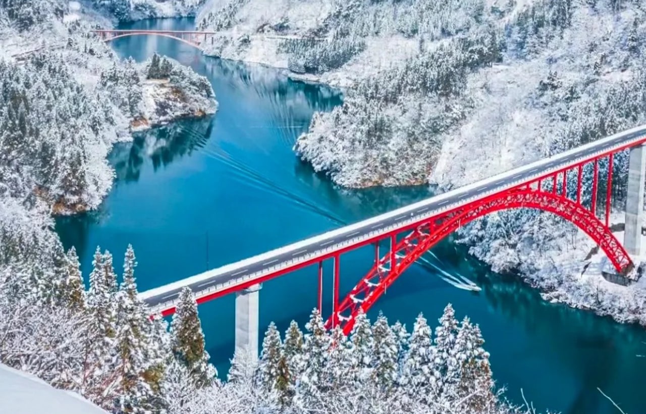 惠那峽展望臺的冬景,是覆著薄雪的奇巖與靜謐湖水相映,偶有霧氣繚繞其間,讓紅色大橋與蕭瑟山林更顯清寂雅緻 惠那峽展望臺的冬景,是覆著薄雪的奇巖與靜謐湖水相映,偶有霧氣繚繞其間,讓紅色大橋與蕭瑟山林更顯清寂雅緻