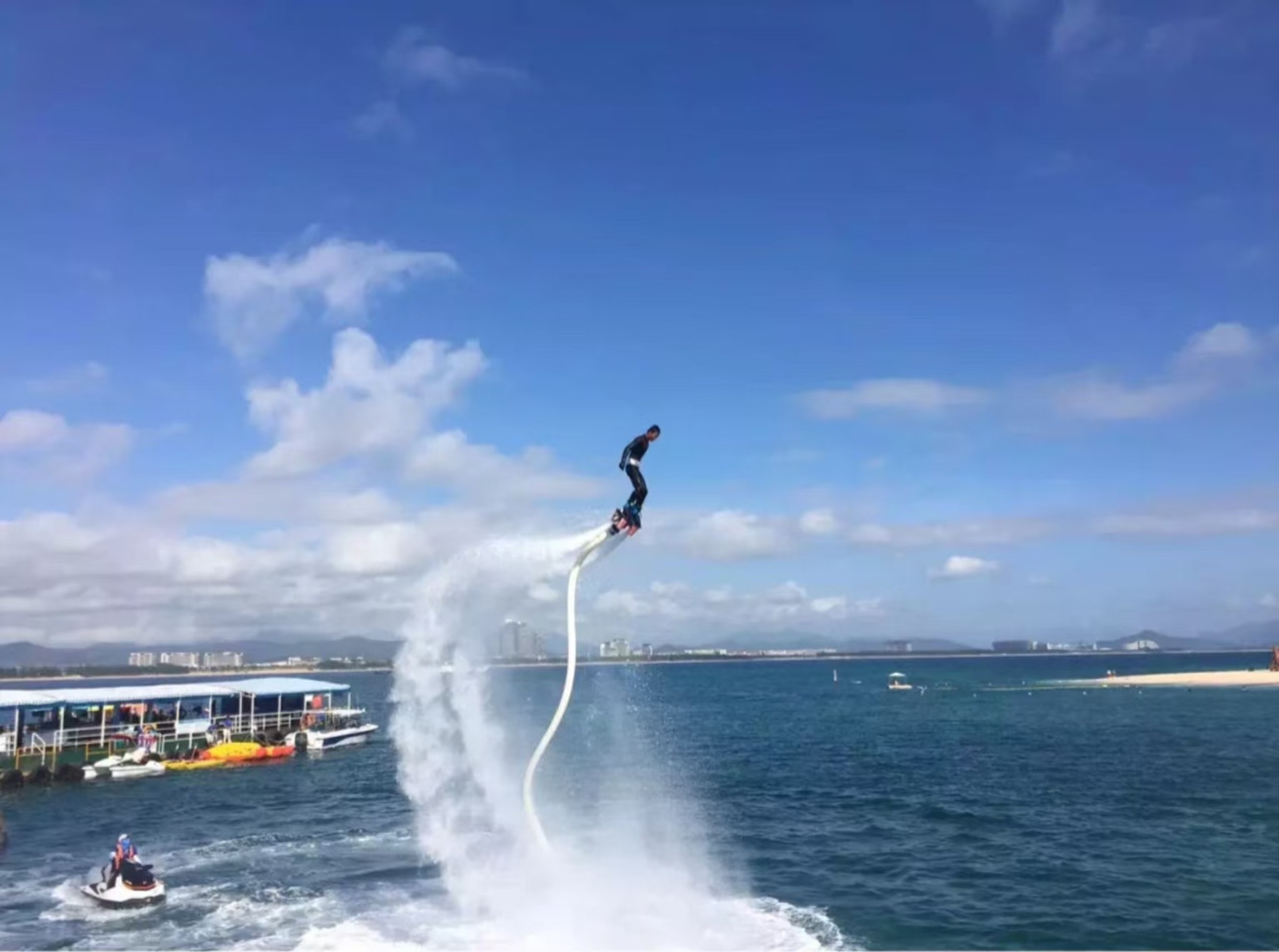 海上飛龍:藉助裝備噴水動力,人可在海面騰空、翻轉,刺激又炫酷 海上飛龍:藉助裝備噴水動力,人可在海面騰空、翻轉,刺激又炫酷