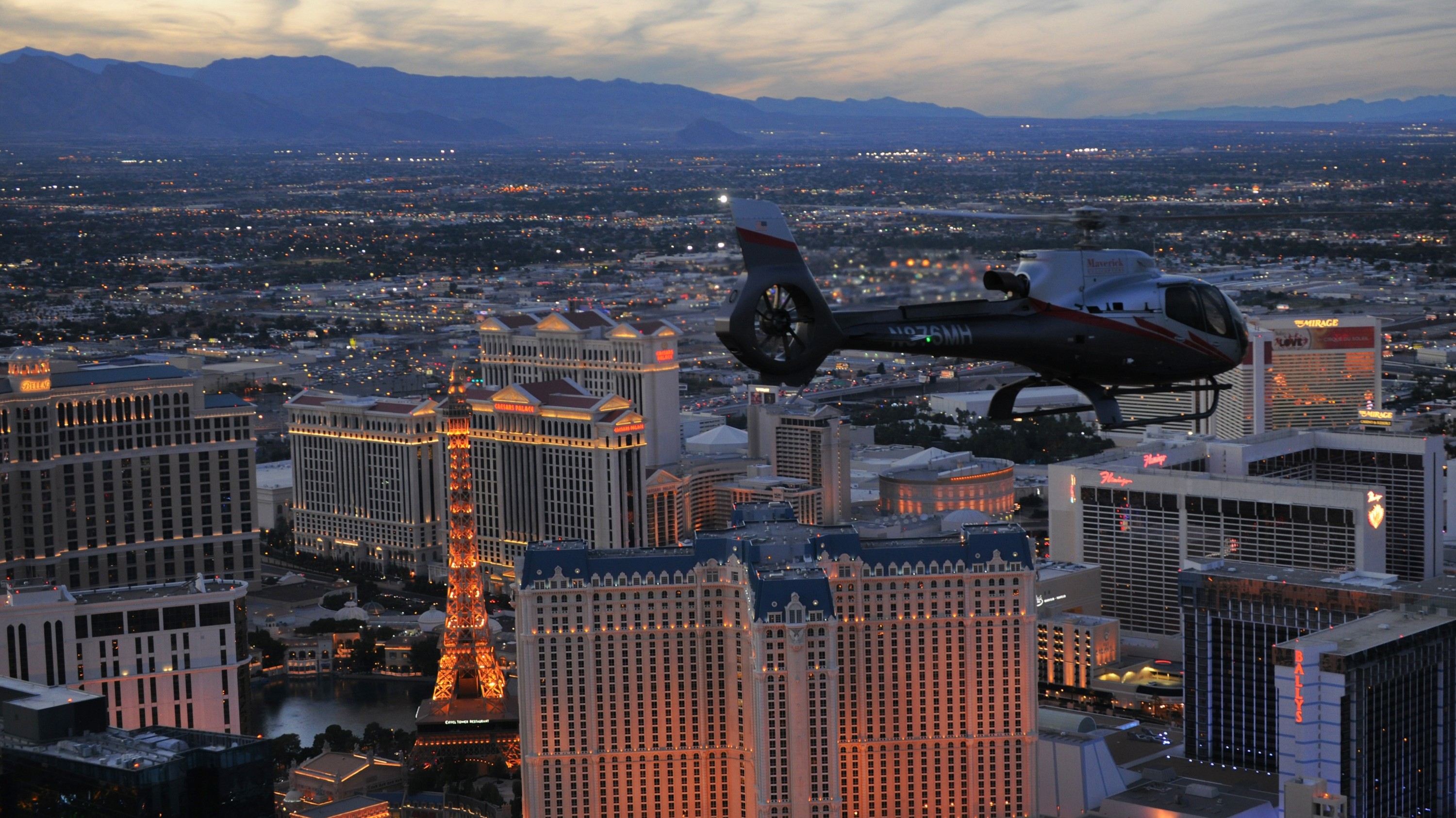 搭乘直升機，從空中鳥瞰拉斯維加斯賭城大道夜景，一生難得的體驗！