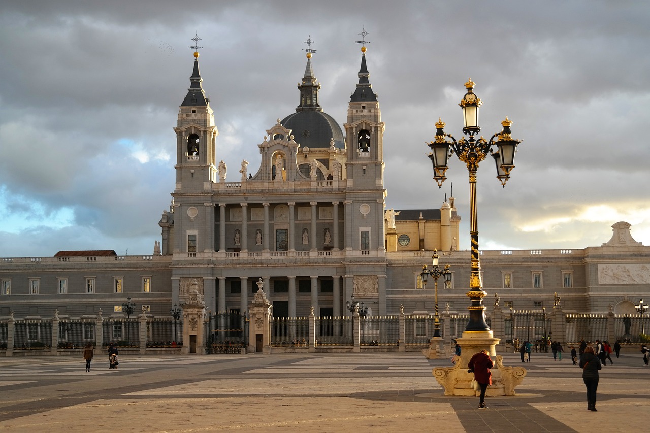 Madrid: Royal Palace afternoon walking tour with Skip-the-Line