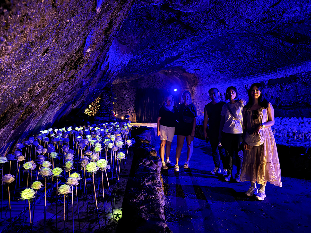 日出樂園(美千窟):走進迷人的熔岩洞穴,探索濟州獨特的地下火山奇觀。 日出樂園(美千窟):走進迷人的熔岩洞穴,探索濟州獨特的地下火山奇觀。