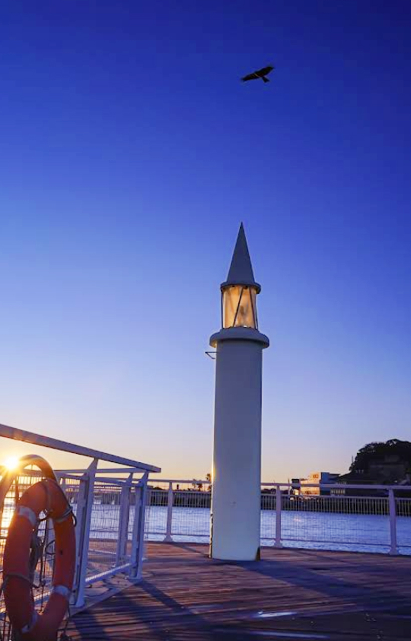 片瀨漁港白燈臺位於江之島對岸,是欣賞日落的絕佳地點。傍晚時分夕陽沉入相模灣,天空染成橙紅與粉紫色,白色燈臺靜靜矗立,構成電影感畫面。這裡海風舒緩、浪聲輕柔,適合散步感受湘南黃昏,也是多部影視作品的取景地,能捕捉到“劇中同款”浪漫場景。 片瀨漁港白燈臺位於江之島對岸,是欣賞日落的絕佳地點。傍晚時分夕陽沉入相模灣,天空染成橙紅與粉紫色,白色燈臺靜靜矗立,構成電影感畫面。這裡海風舒緩、浪聲輕柔,適合散步感受湘南黃昏,也是多部影視作品的取景地,能捕捉到“劇中同款”浪漫場景。