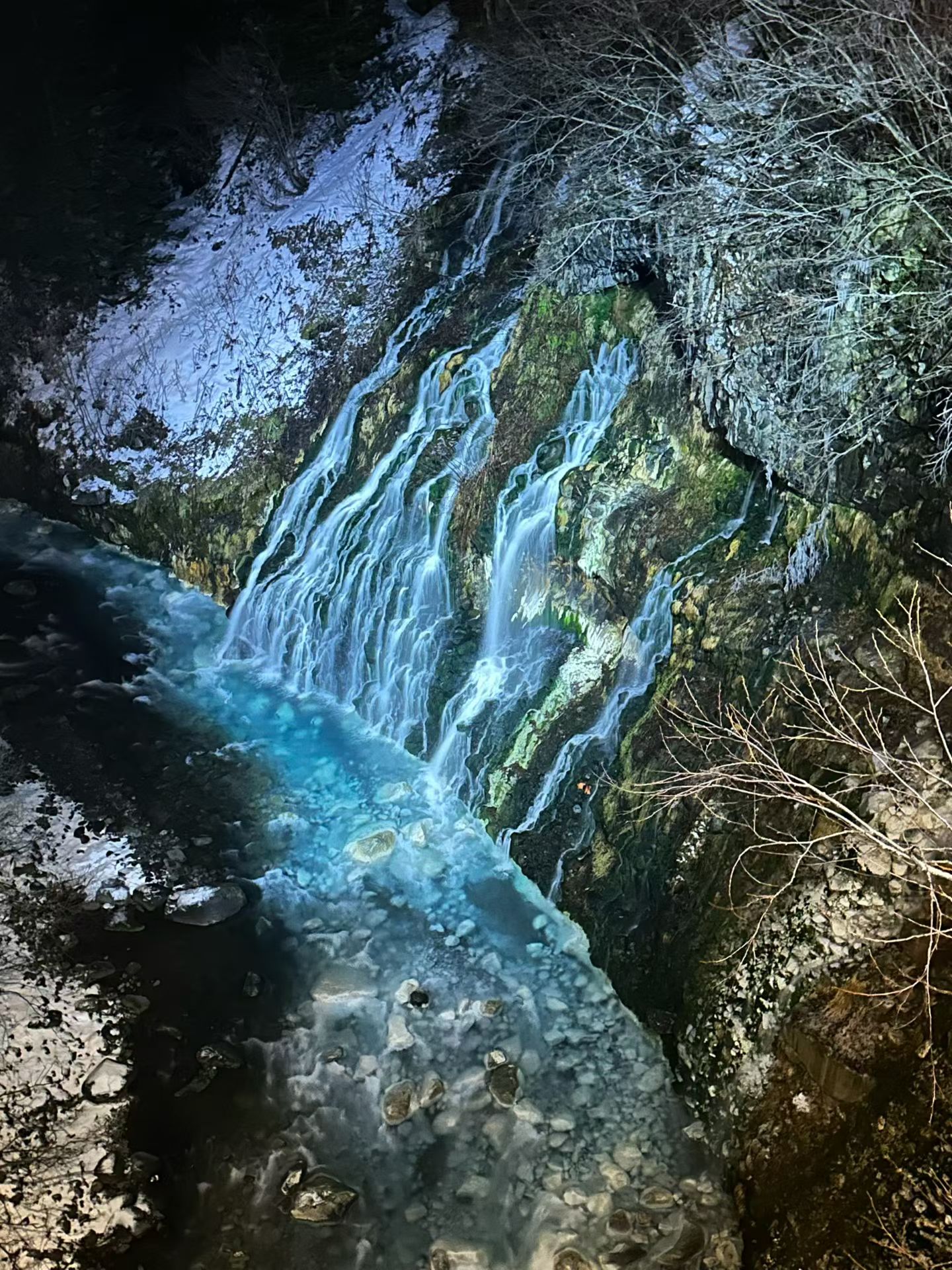 瀑流落入碧藍的美瑛川，冬夜更顯通透。
