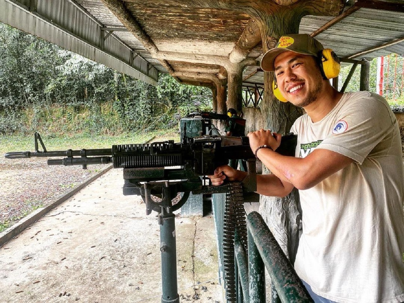 在射擊場安全地小試身手(非強制性,子彈可另外購買) 在射擊場安全地小試身手(非強制性,子彈可另外購買)
