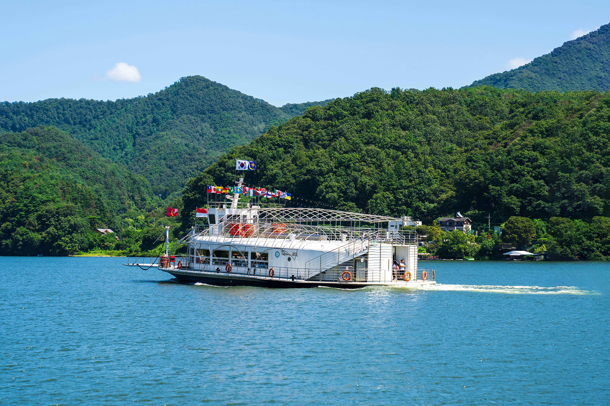 搭乘風景優美的渡輪前往南怡島，走進綠意盎然的自然天地，盡情享受悠閒漫步與戶外樂趣。