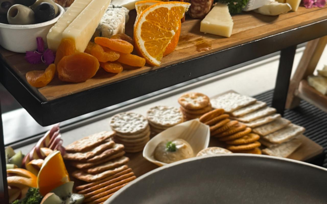 在船長貴賓室盡享精緻遊船體驗,提供免費茶點與舒適氛圍。 在船長貴賓室盡享精緻遊船體驗,提供免費茶點與舒適氛圍。