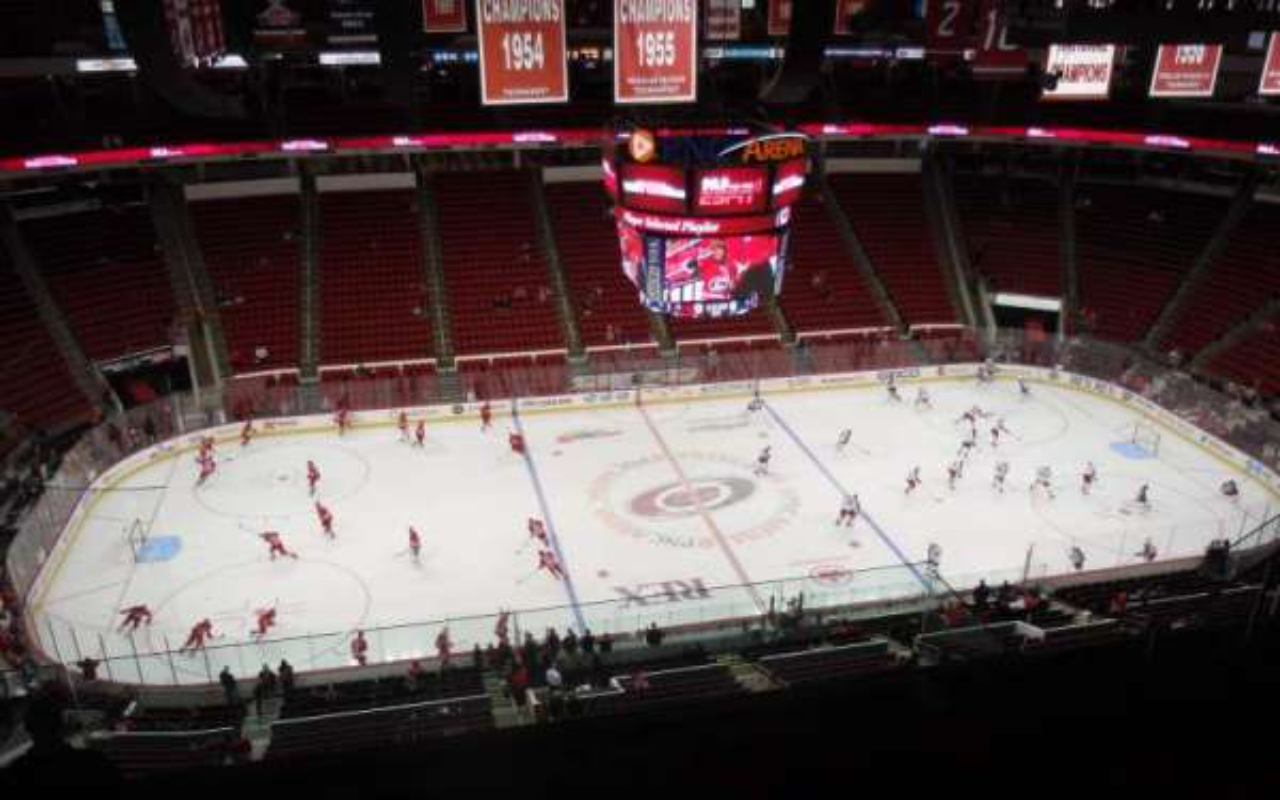 與其他曲棍球愛好者一同在熱鬧活潑的氛圍中,慶祝每個進球與勝利! 與其他曲棍球愛好者一同在熱鬧活潑的氛圍中,慶祝每個進球與勝利!