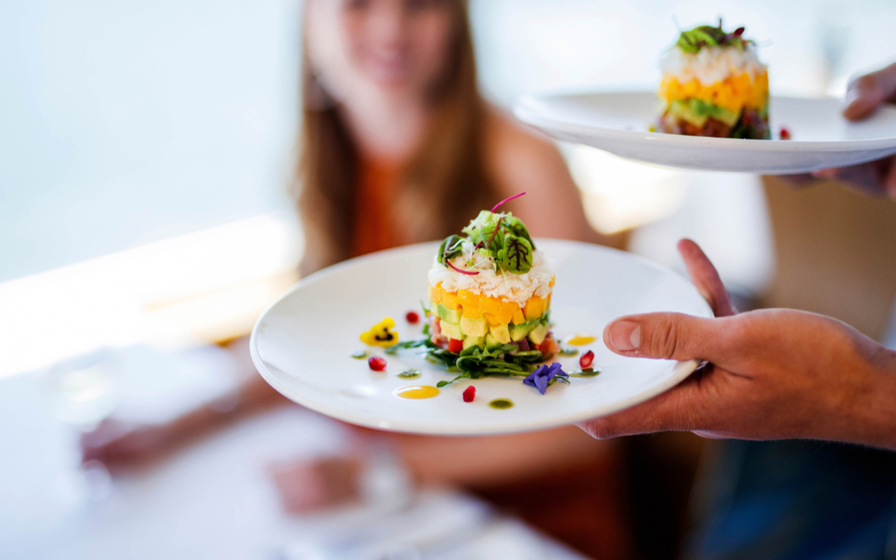與親朋好友一同慶祝特別時刻,盡享海港美景與頂級佳餚。 與親朋好友一同慶祝特別時刻,盡享海港美景與頂級佳餚。
