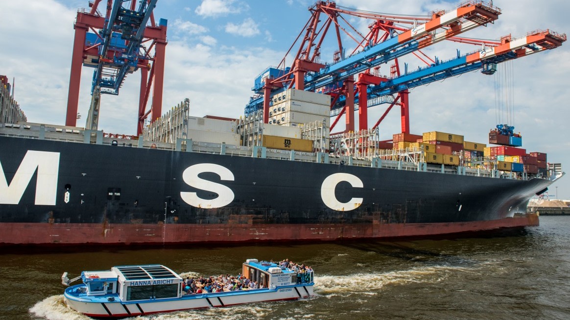 在漢堡熱鬧的港口遊船上,近距離觀賞巨型貨櫃船 在漢堡熱鬧的港口遊船上,近距離觀賞巨型貨櫃船