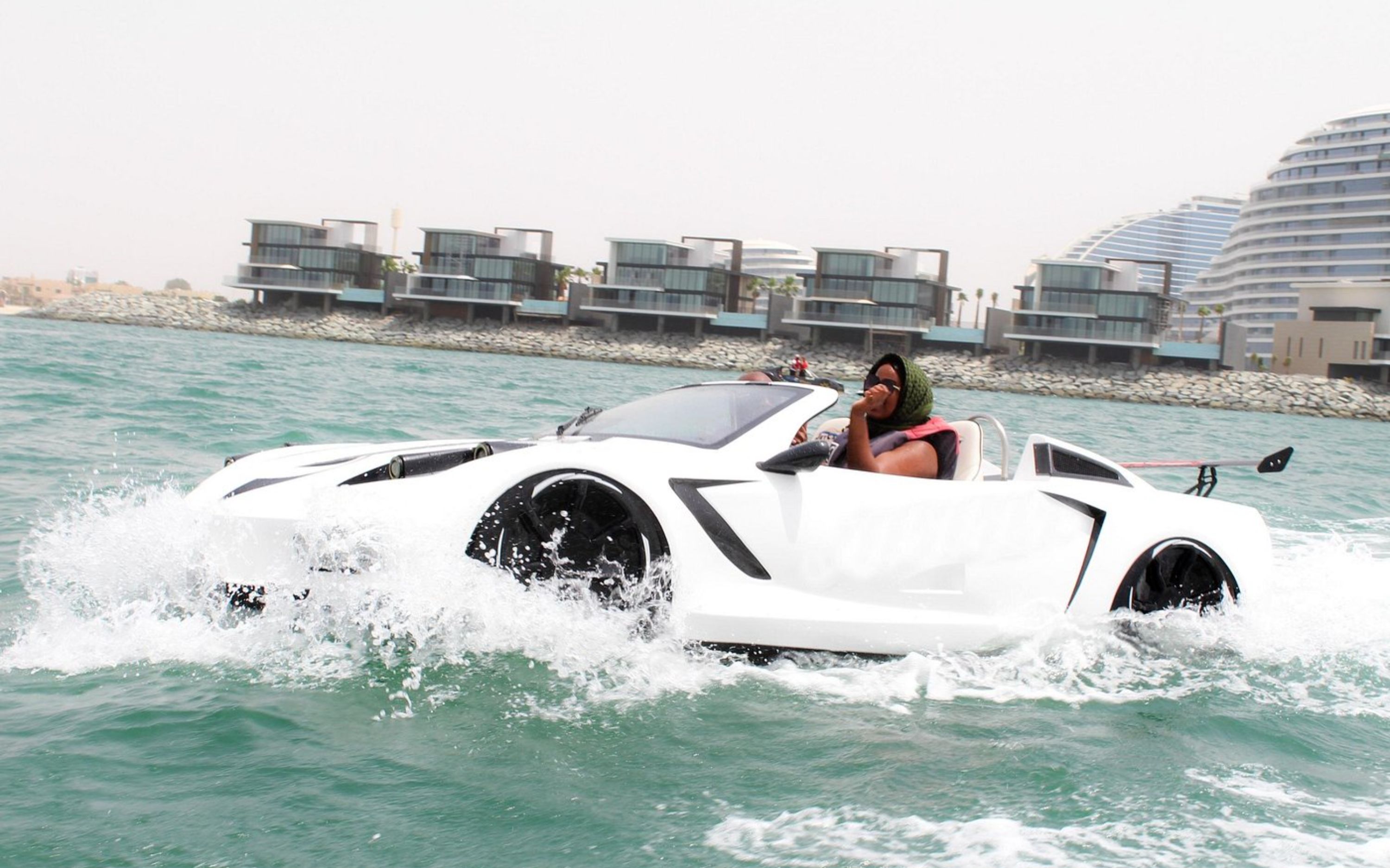 一次難忘的水上探險，融合了速度、創新和令人驚歎的海岸風光