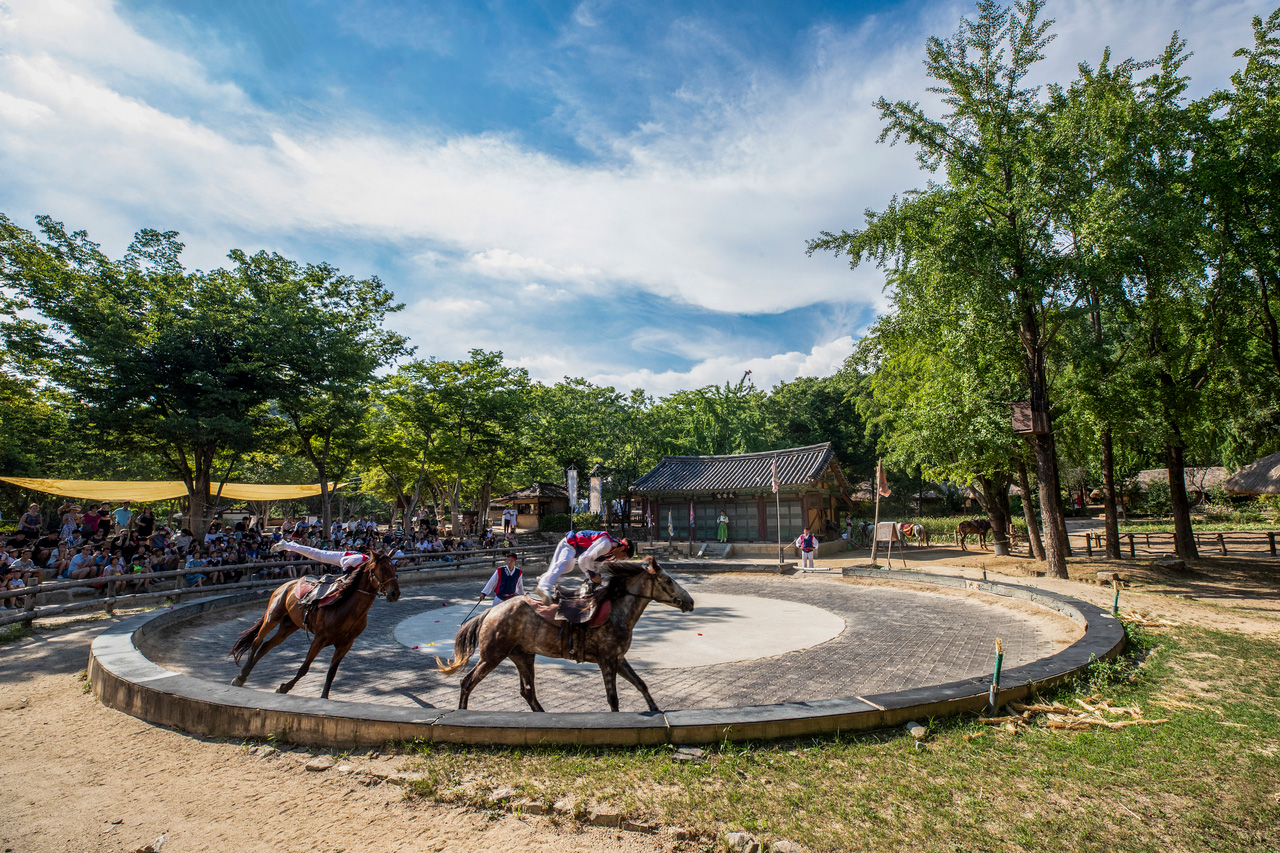 Dive into Korea’s authentic traditions and vibrant folk culture! Dive into Korea’s authentic traditions and vibrant folk culture!