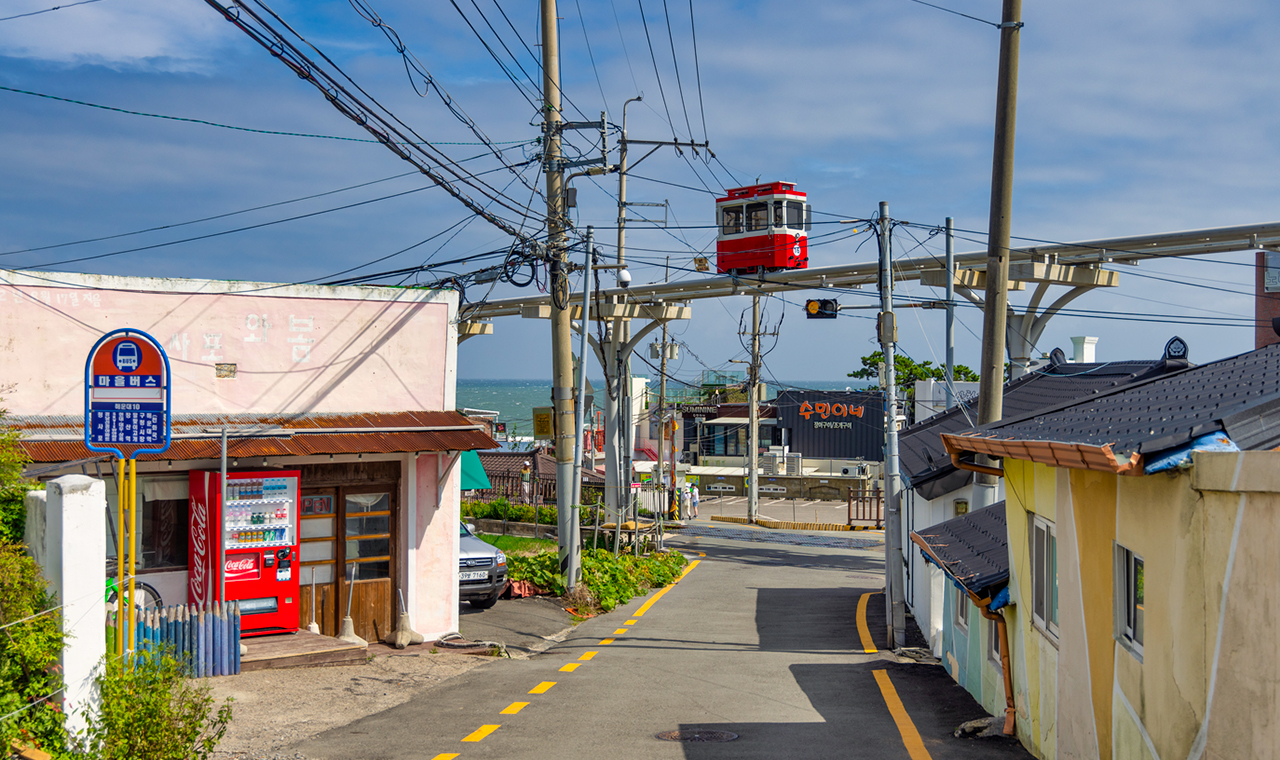 海雲臺藍線公園青沙浦站：沿著海雲臺海岸線行駛的觀光列車，可欣賞壯麗海景，並在尾浦、青沙浦和松亭等車站之間享受輕鬆的旅程。（注意：海濱列車和天空膠囊列車票