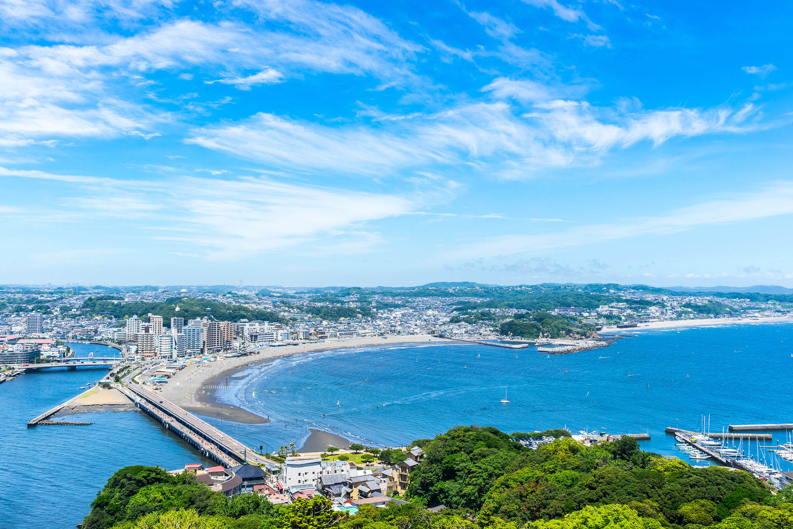 江之島透過一座橋樑與陸地相連,這座風景如畫的島嶼完美融合了自然風光、豐富文化與令人驚嘆的美景。 江之島透過一座橋樑與陸地相連,這座風景如畫的島嶼完美融合了自然風光、豐富文化與令人驚嘆的美景。