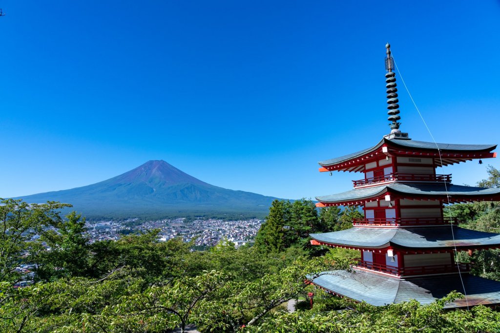 Arakurayama Sengen Park is a popular spot where you can see the majestic Arakurayama after climbing 398 steps. There are about 650 cherry trees planted in the park, and you can enjoy cherry blossoms in spring, red leaves in autumn, and Mt. Fuji, etc., whi