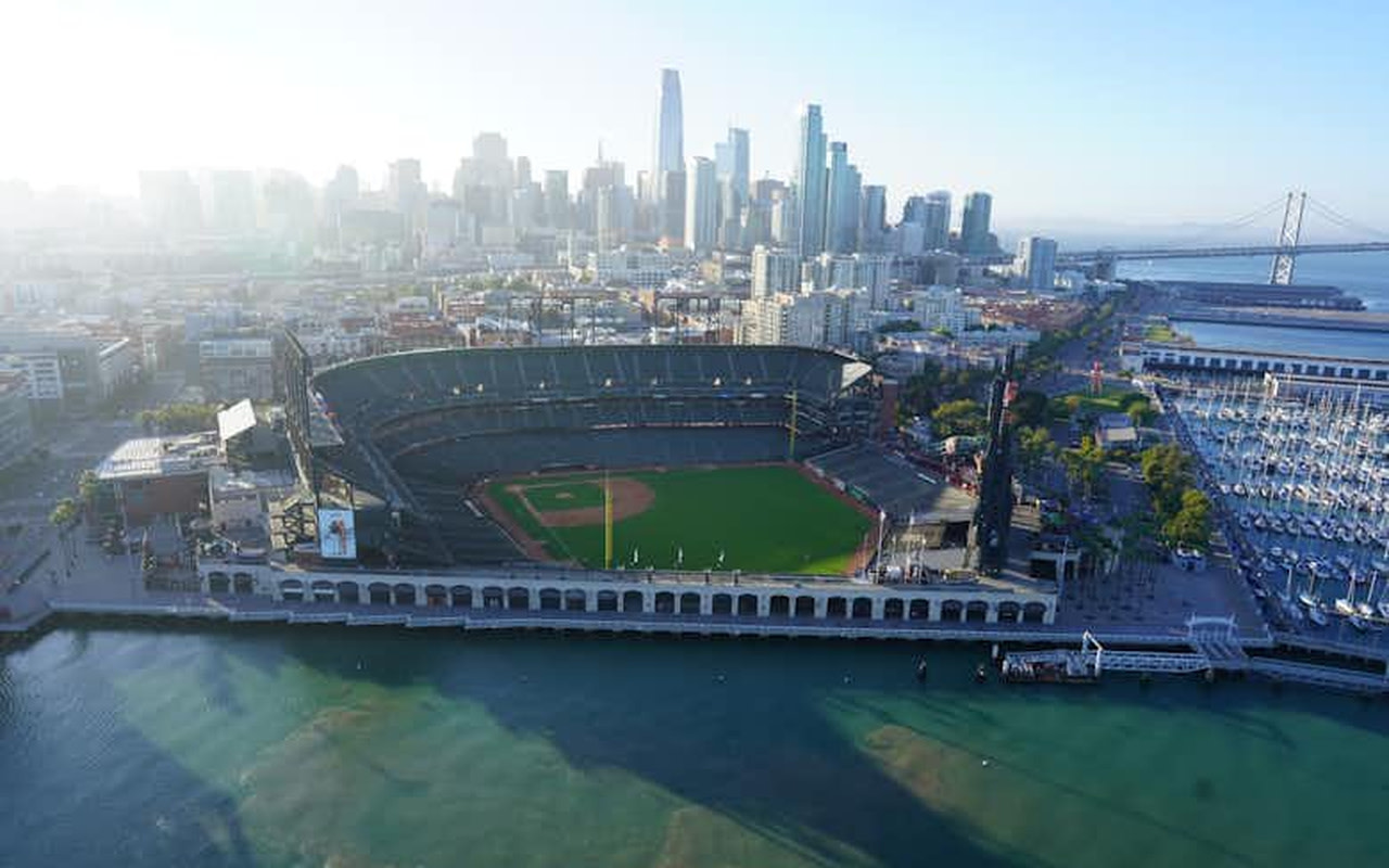 驚嘆於公園的絕美景色，坐擁波光粼粼的舊金山灣畔。