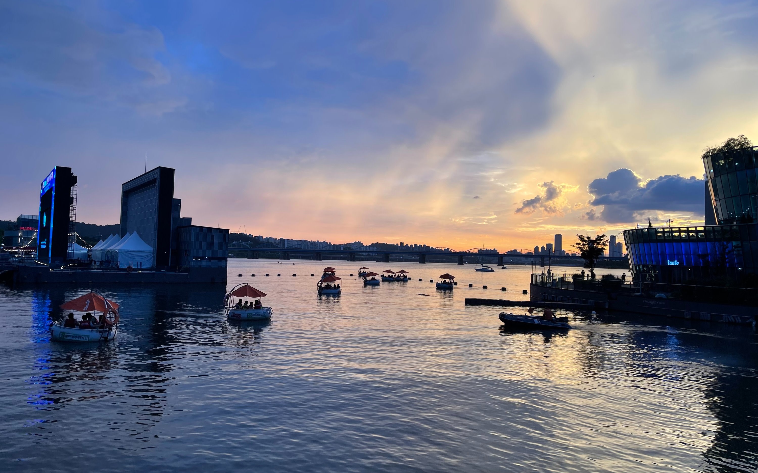 Seoul Han River Tubester Rental-  Boat & Picnic Package