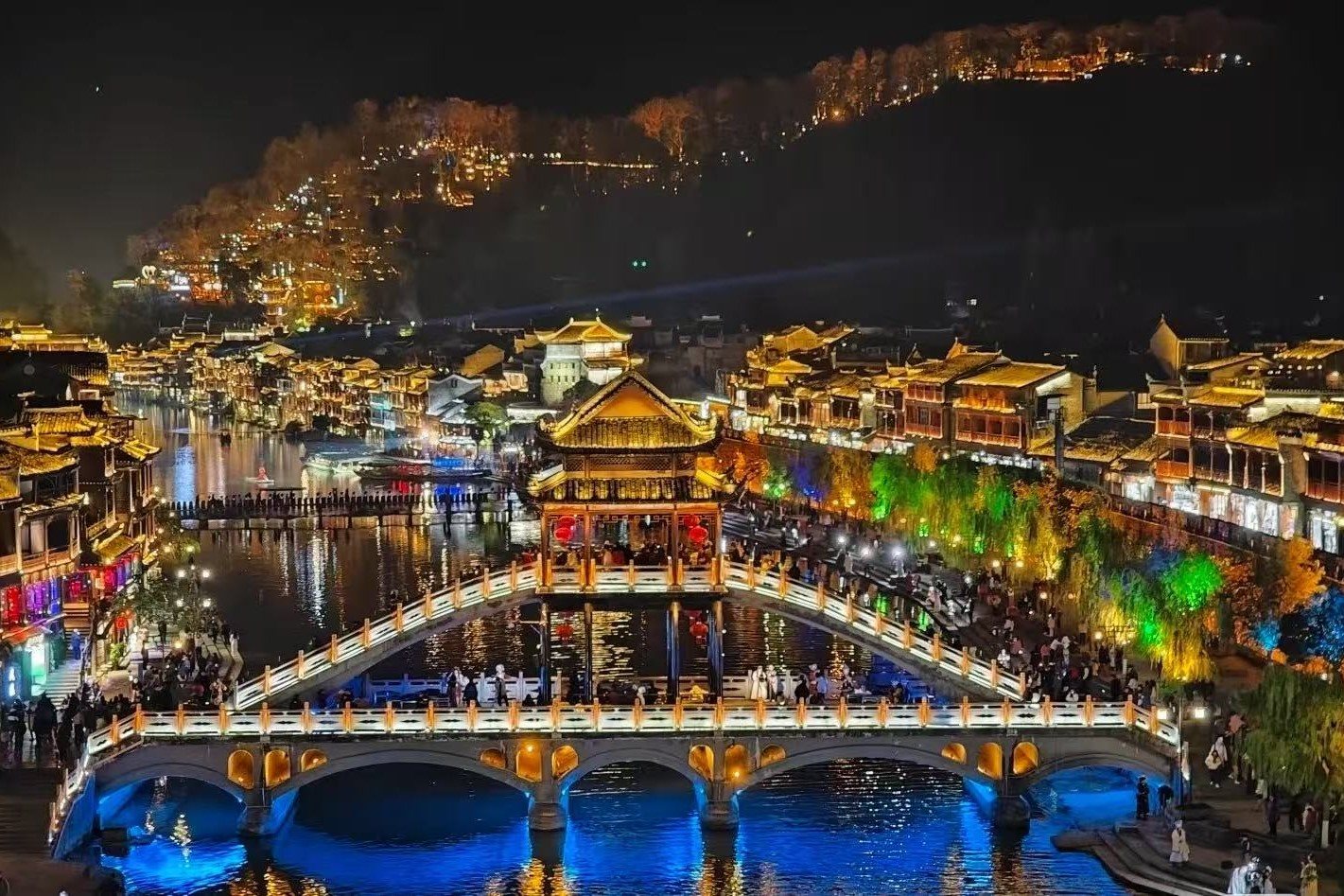 張家界樂享4日遊（精品四鑽酒店+VIP通道+8人小團+森林公園+天子山+袁家界+阿凡達同款+百米天梯+黃龍洞+天門山打卡+魅力湘西表演）