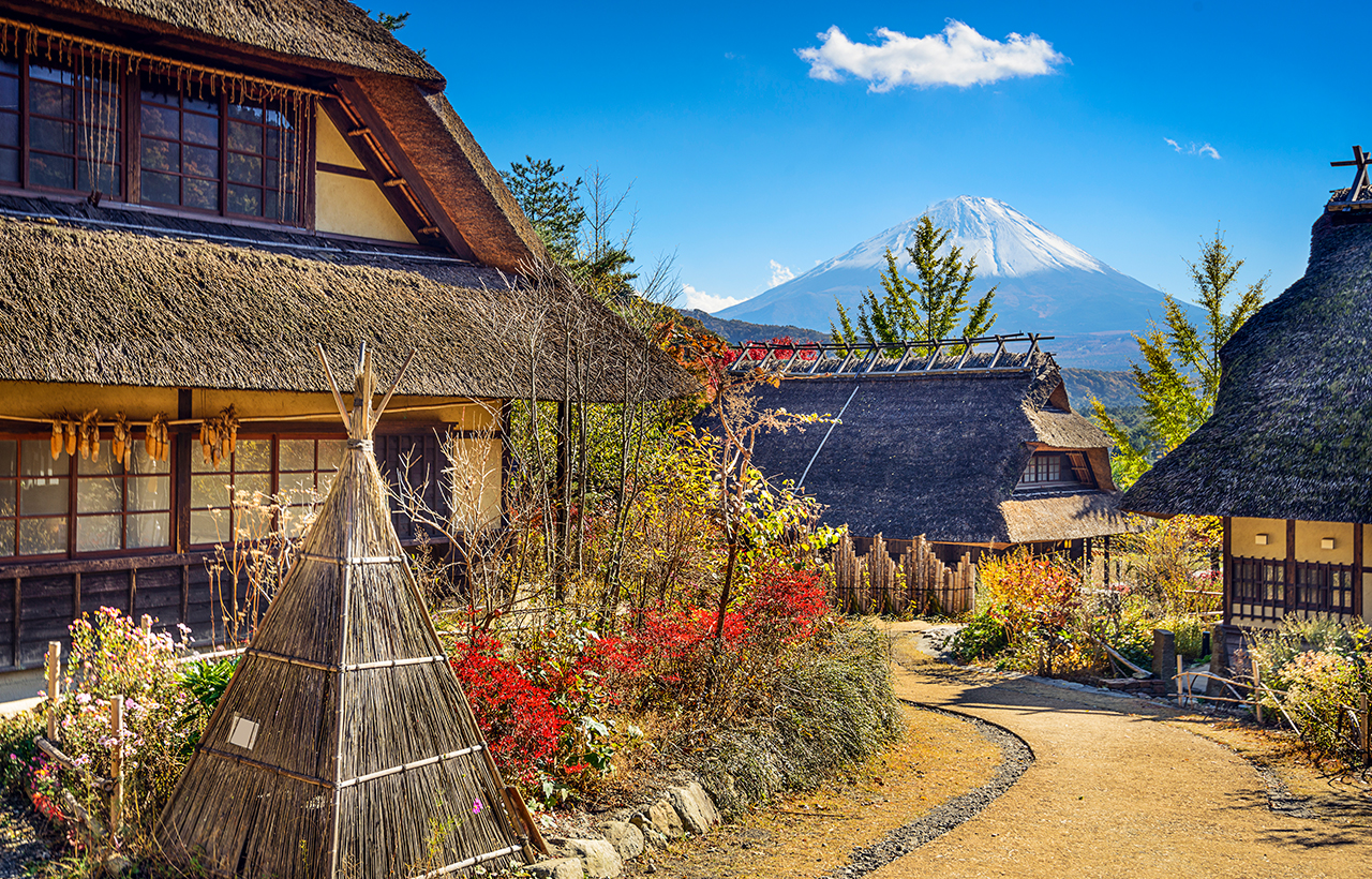 場景非常適合 拍照，悠閒漫步、隨手取景都是富士山與合掌屋的絕佳畫面。