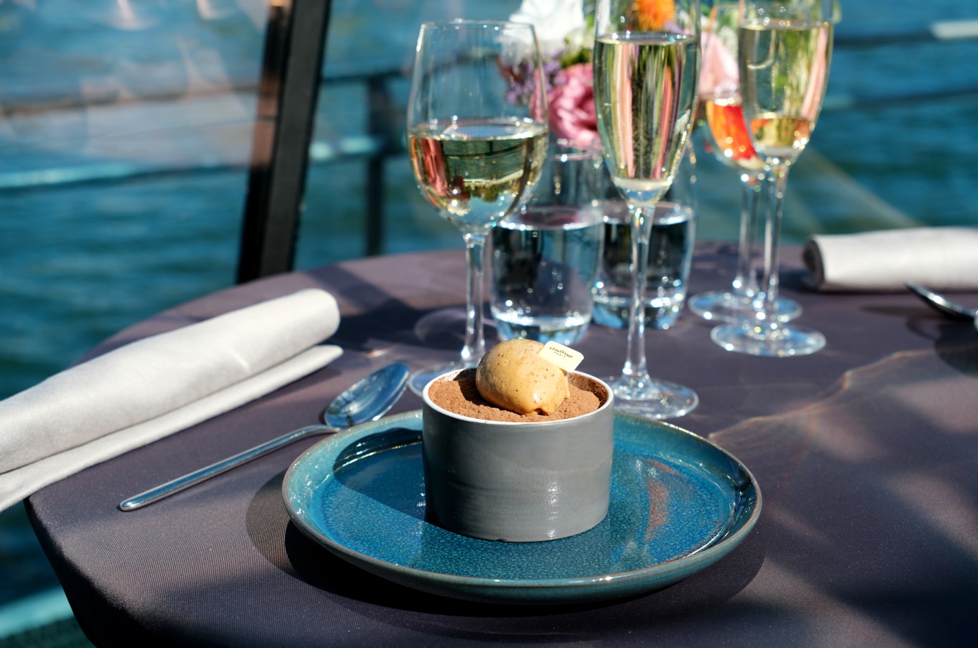 在優雅的塞納河遊船上，品嚐桌邊供應的美味甜點與美酒。