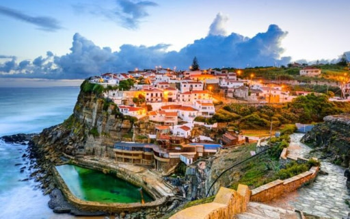 沉浸在這座懸崖村莊的迷人夕陽美景中