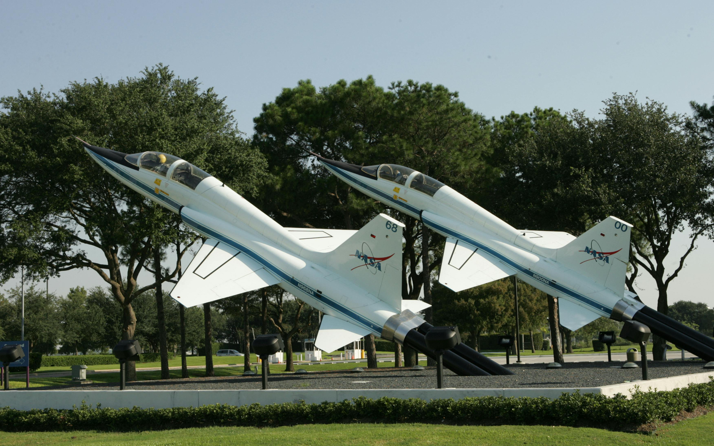 兩艘航天器在戶外展示，供遊客探索和拍照