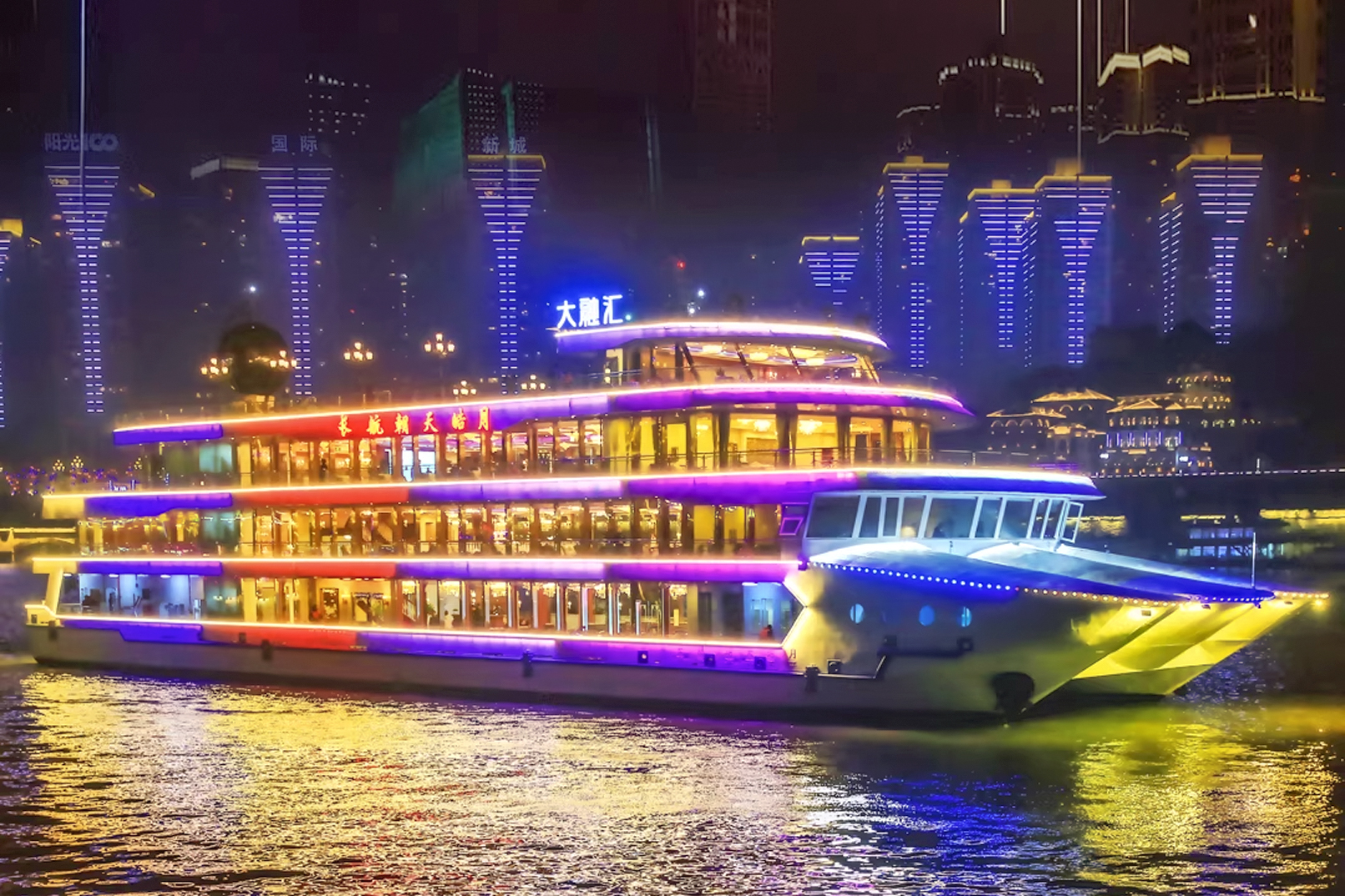 遊船繼續航行,將停靠在您的上船碼頭,結束愉快的旅行。 遊船繼續航行,將停靠在您的上船碼頭,結束愉快的旅行。