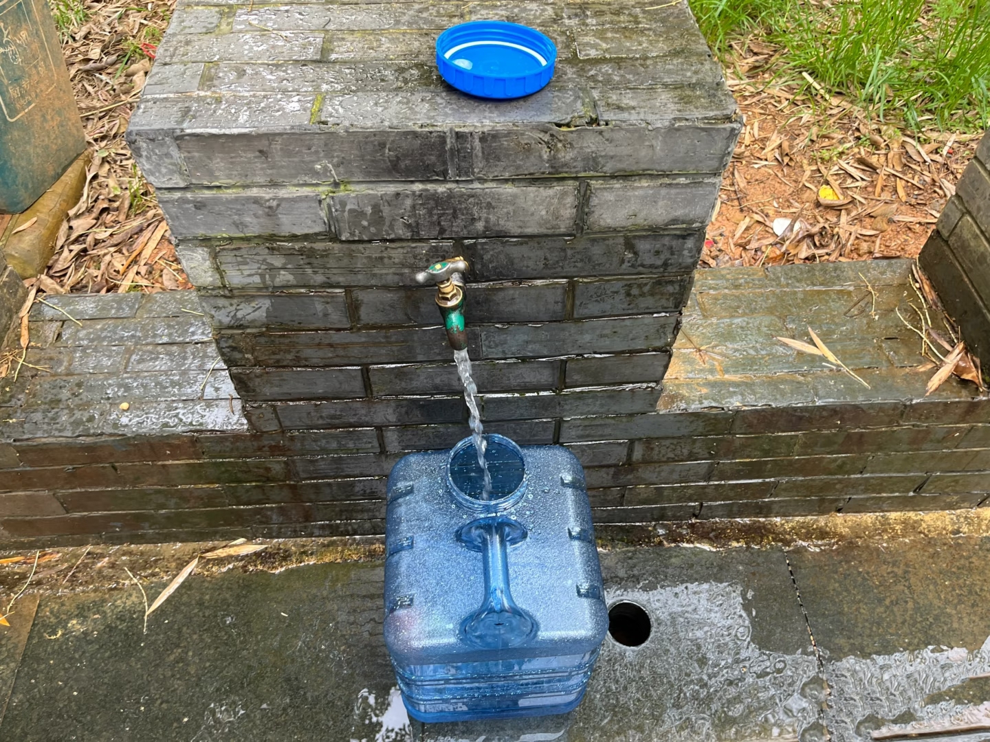 茶山的山泉水 茶山的山泉水