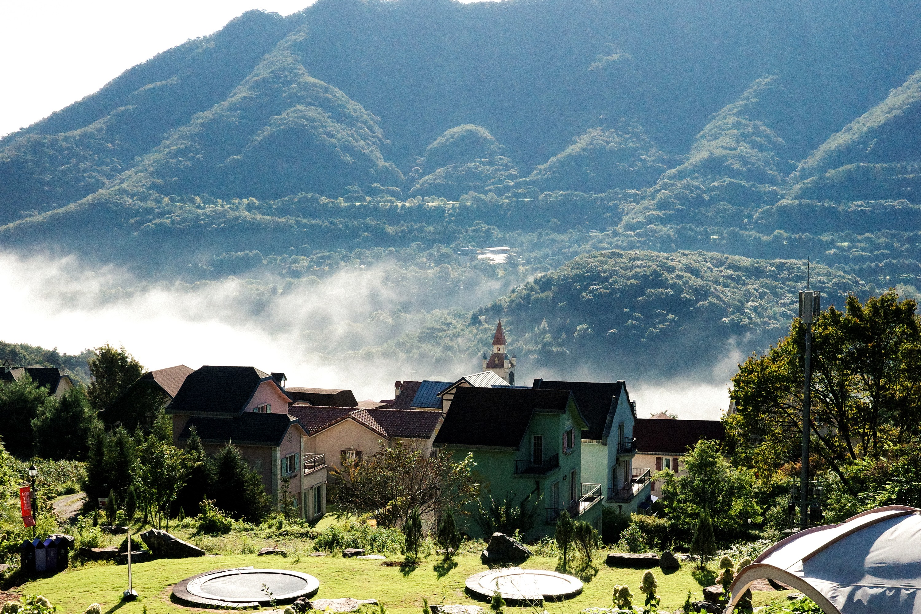瑞士村也是熱門的拍照打卡點,坐擁迷人的山景,在韓國展現獨特的歐洲風情。 瑞士村也是熱門的拍照打卡點,坐擁迷人的山景,在韓國展現獨特的歐洲風情。