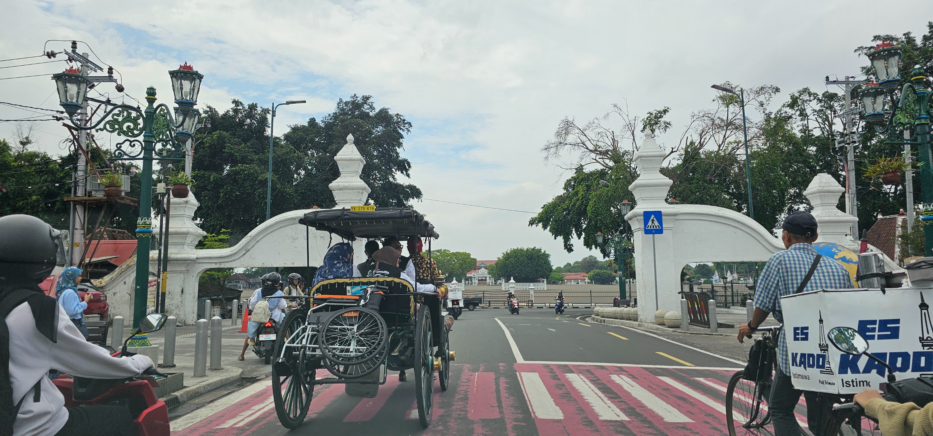 Obelix海景藝術表演與Kraton和Tamansari 城市之旅