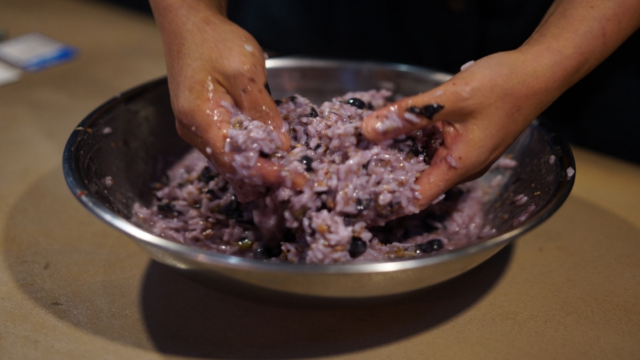 我們正在混合所有材料來製作馬格利酒。