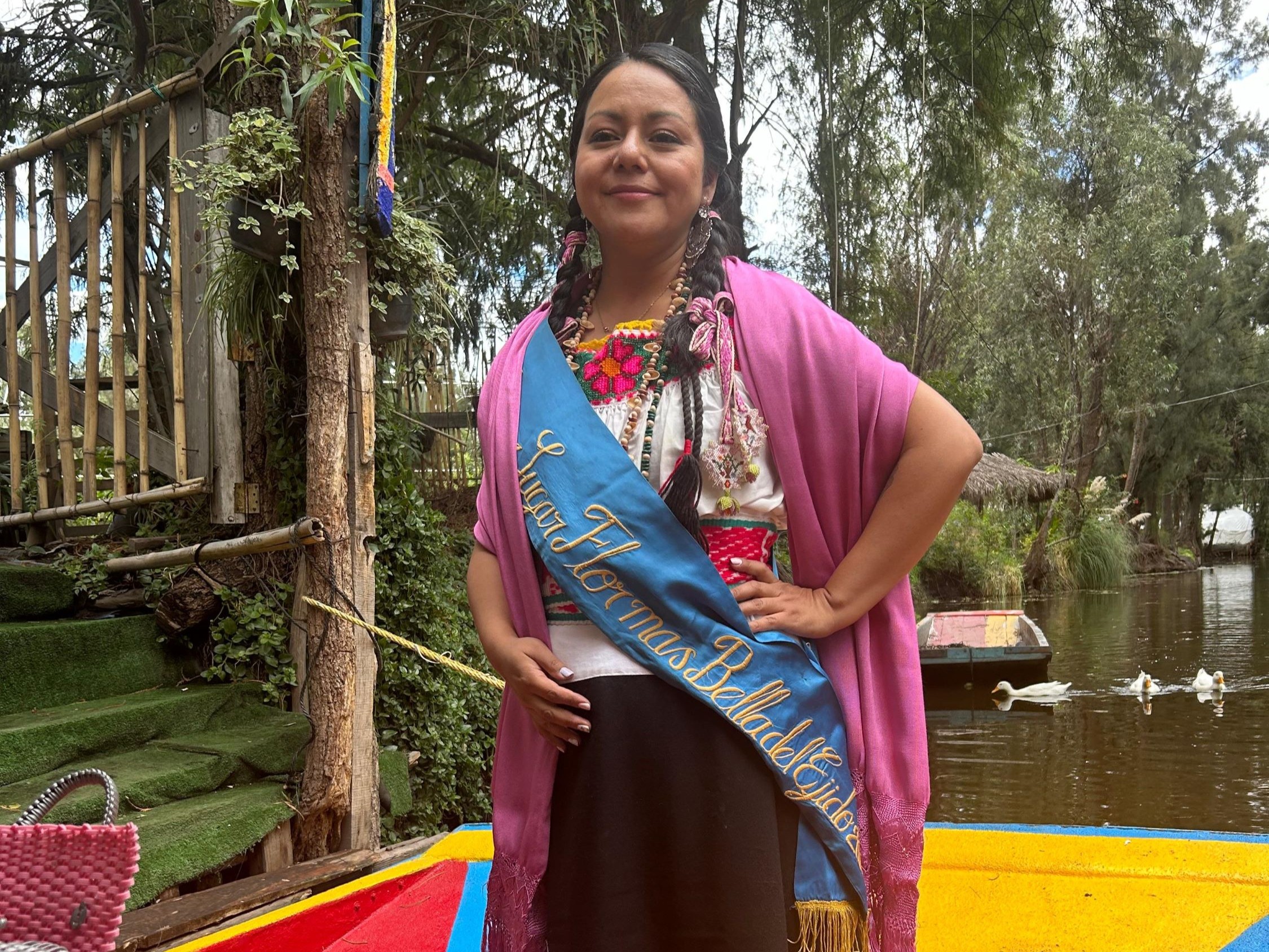 從流動的墨西哥流浪樂隊和當地攤販身邊經過 從流動的墨西哥流浪樂隊和當地攤販身邊經過