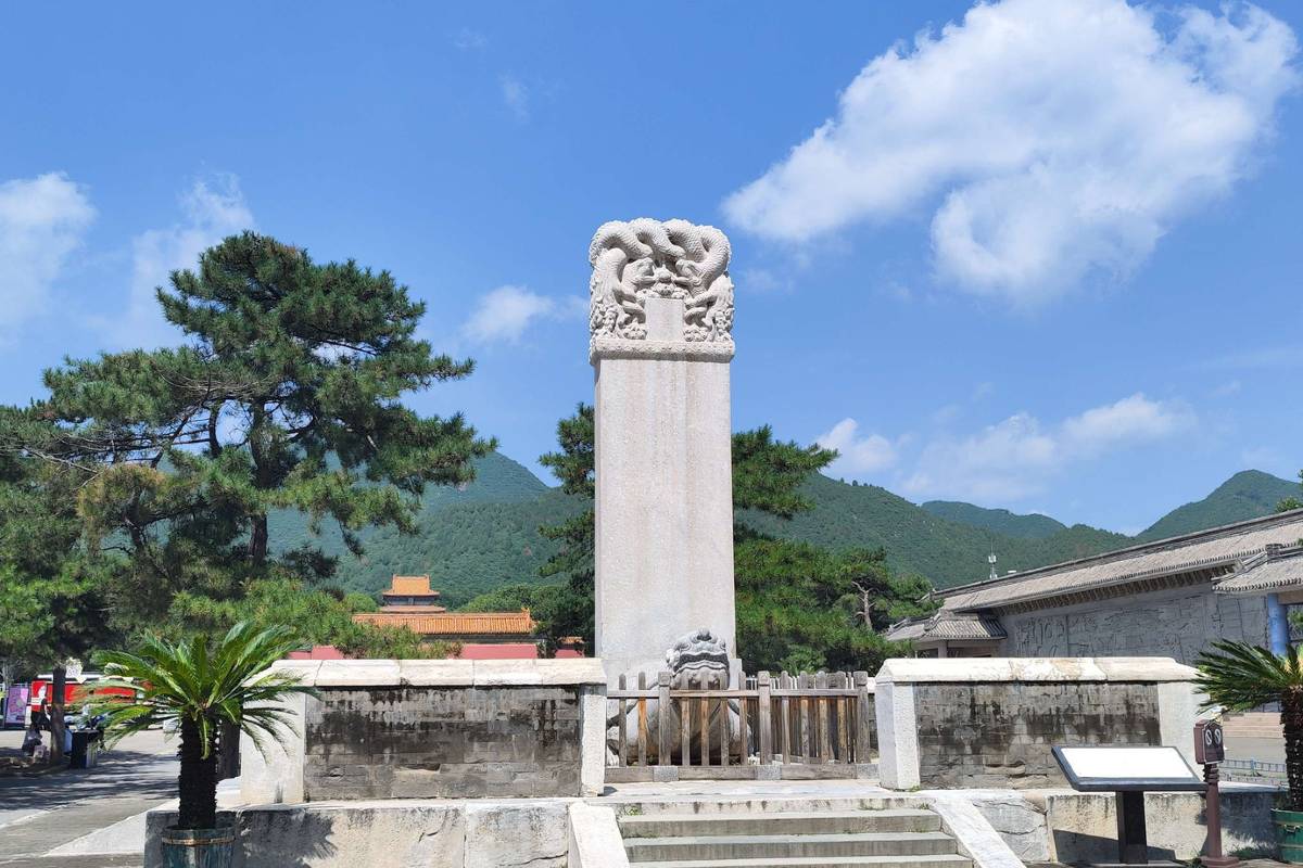 若選擇定陵，它是十三陵中唯一被髮掘的陵墓，充滿了神秘色彩。由導遊帶領進入地下宮殿，神秘的地宮彷彿將時光凝固。地宮由前、中、後、左、右五個高大寬敞的殿堂組成，石制的拱券結構堅固而宏偉。在這裡，你可以看到精美的漢白玉棺床，上面曾安放著萬曆皇帝和兩位皇后的棺槨。地宮中還出土了大量珍貴文物，如華麗的鳳冠、精緻的金器、溫潤的玉器等，透過這些文物，能直觀地瞭解明朝的喪葬文化和皇家生活的奢華，彷彿穿越時空，回到那個風雲變幻的大明王朝。