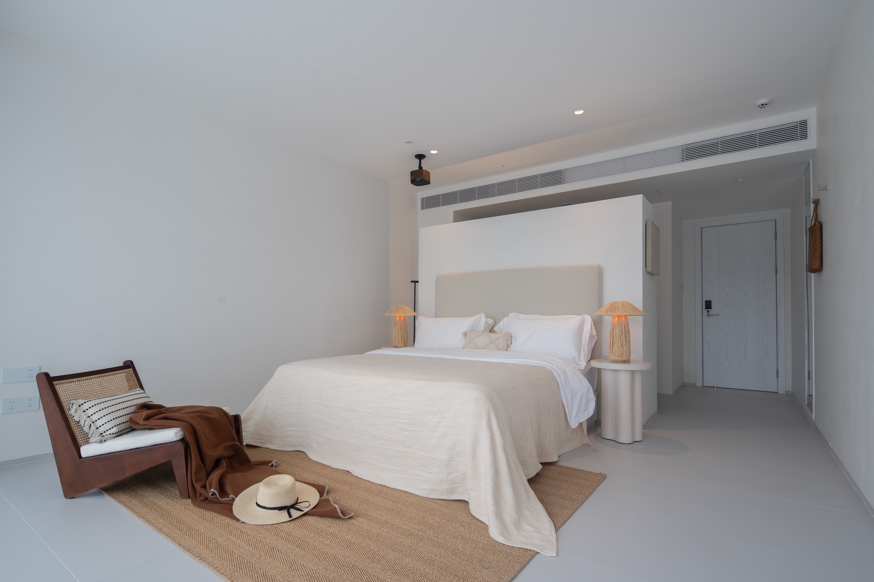 Building K Seaview Bubble Pool King Bed Room K102