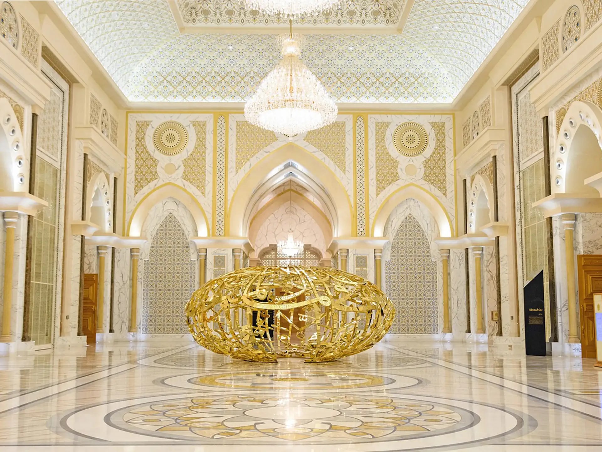 探索阿布達比的精彩亮點，走訪各大指標性地標，包含宏偉壯麗的謝赫扎耶德大清真寺。