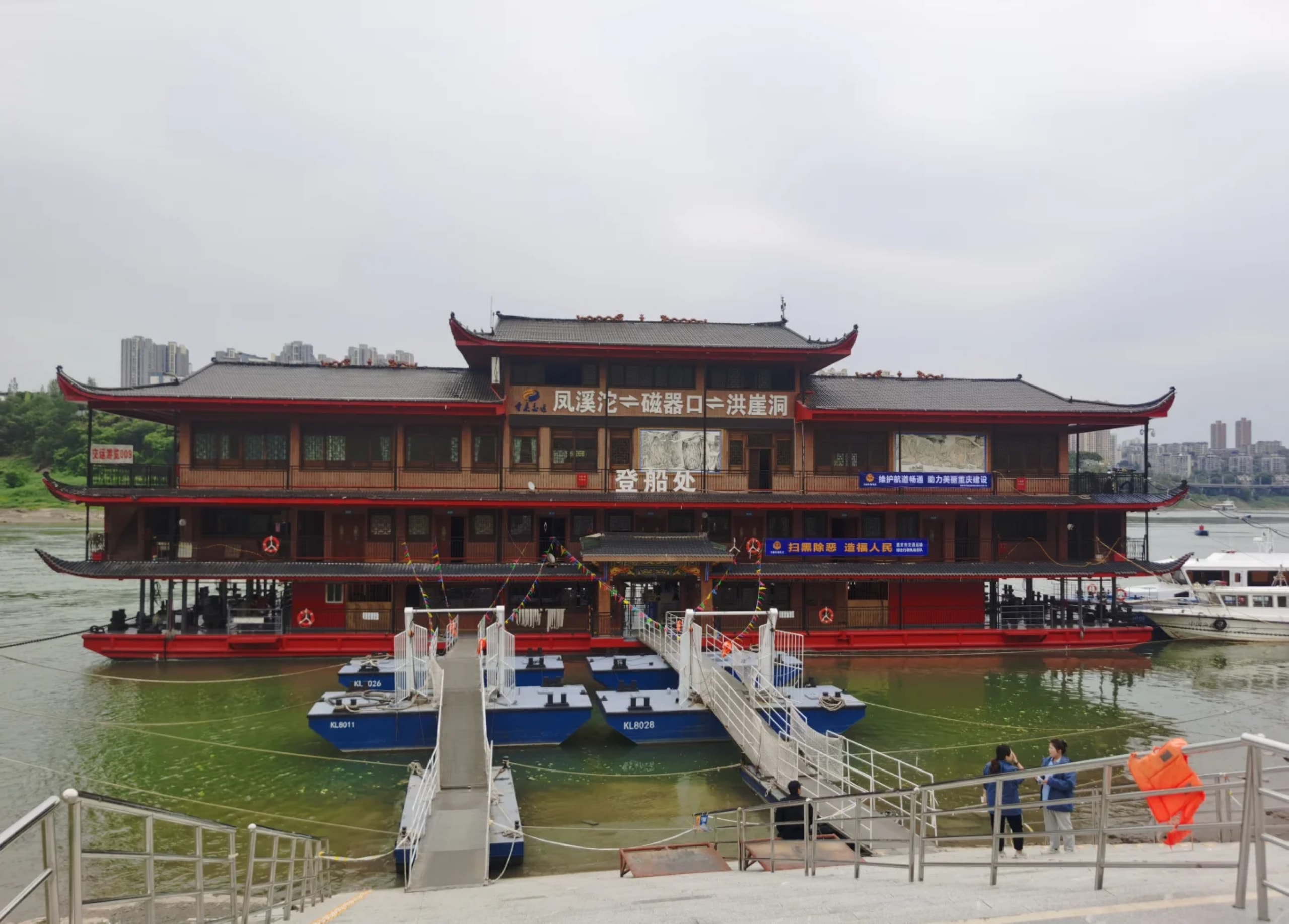 長輩可重溫童年記憶,年輕人能體驗 “老重慶的浪漫”,沉浸式感受山城 “因江而興” 的發展脈絡 長輩可重溫童年記憶,年輕人能體驗 “老重慶的浪漫”,沉浸式感受山城 “因江而興” 的發展脈絡