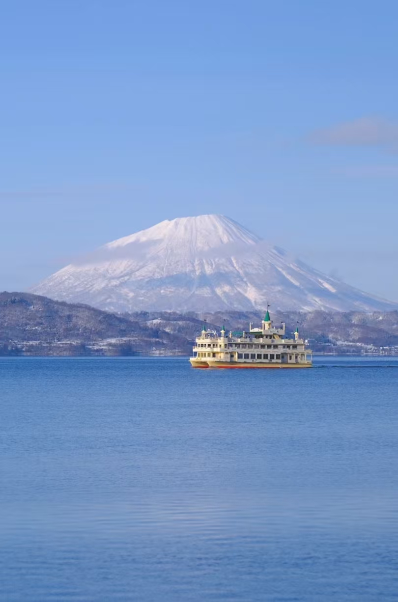 約11萬年前火山噴發形成的日本第三大火山口湖，湖水清澈，中島棲息著可愛梅花鹿 。