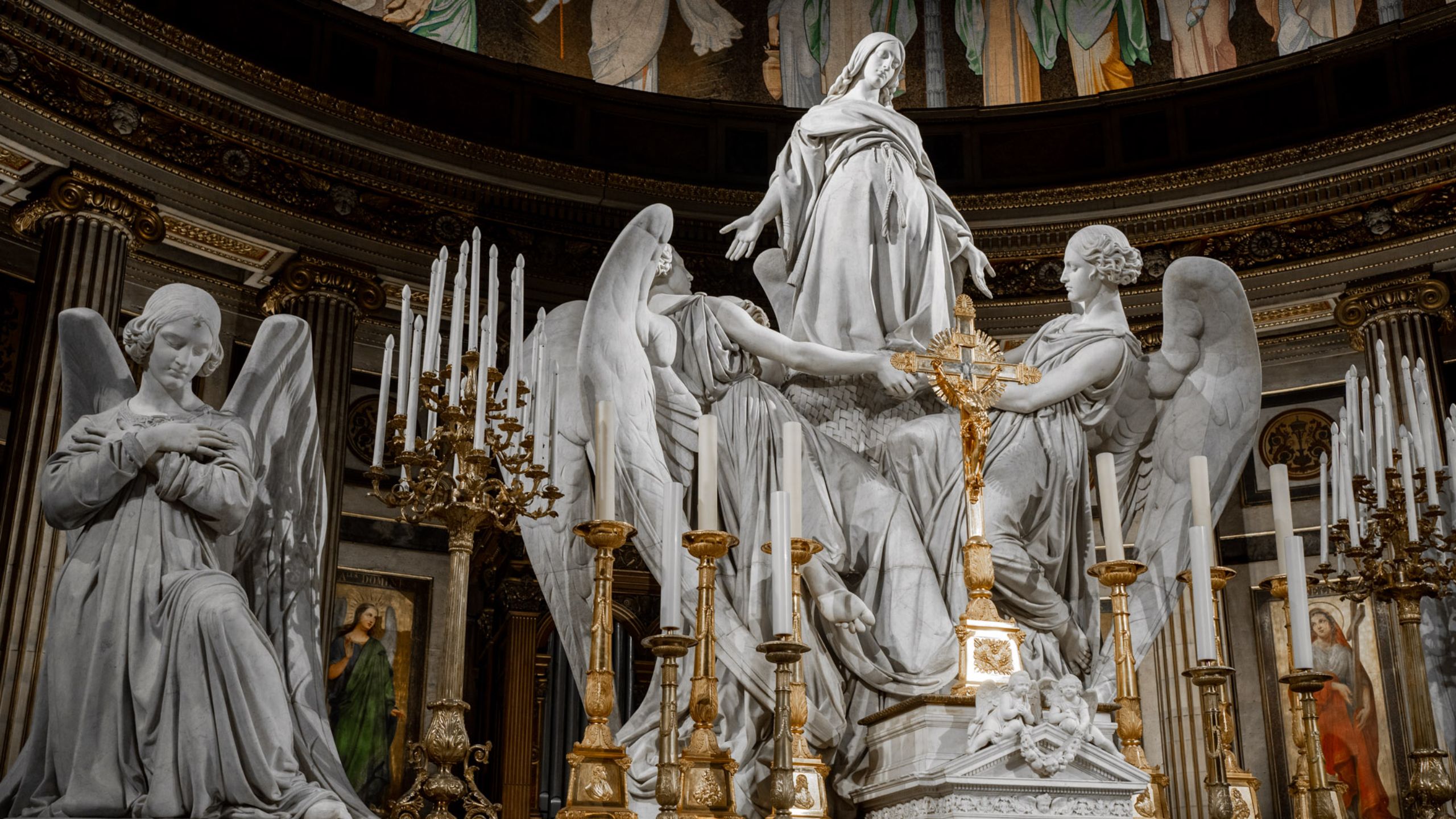 在莊嚴的大理石雕像與金色光芒的輝映下，為今晚精彩絕倫的表演，打造出如夢似幻的舞台