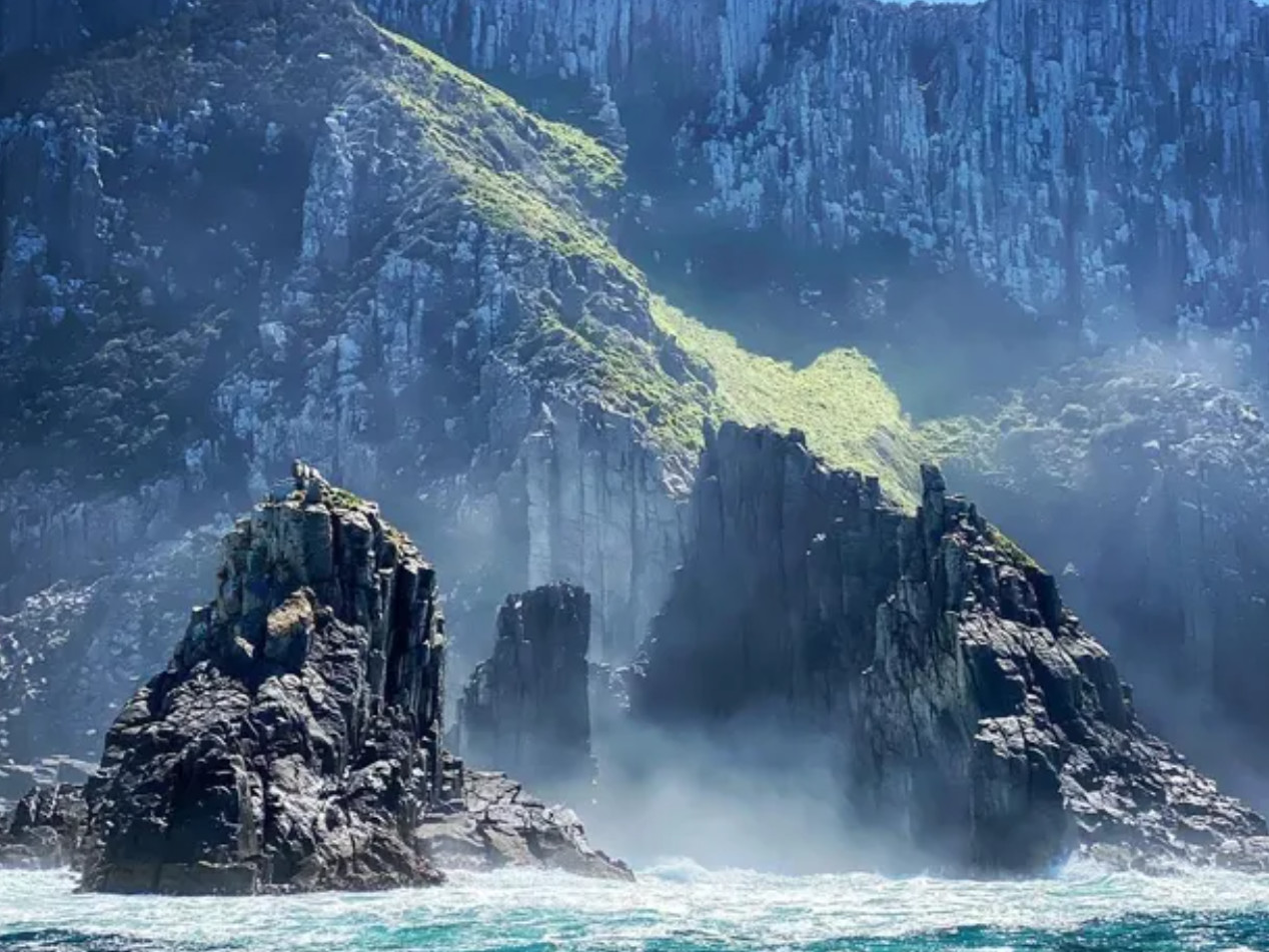 親臨塔斯曼國家公園，見證鬼斧神工的巨岩奇景，感受大自然的壯麗之美。