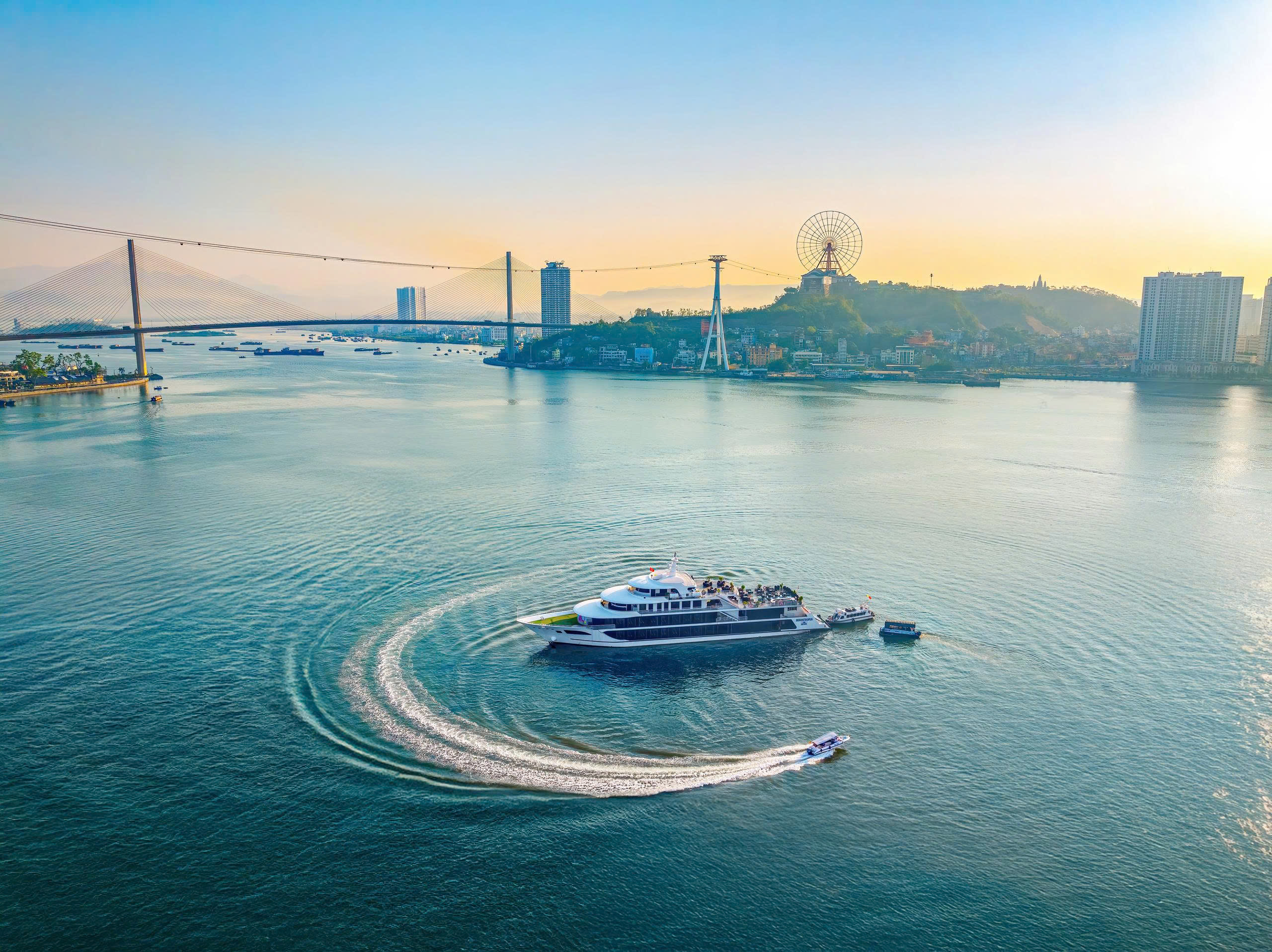 參加下龍灣高級遊船一日遊,體驗天堂般的一天 參加下龍灣高級遊船一日遊,體驗天堂般的一天