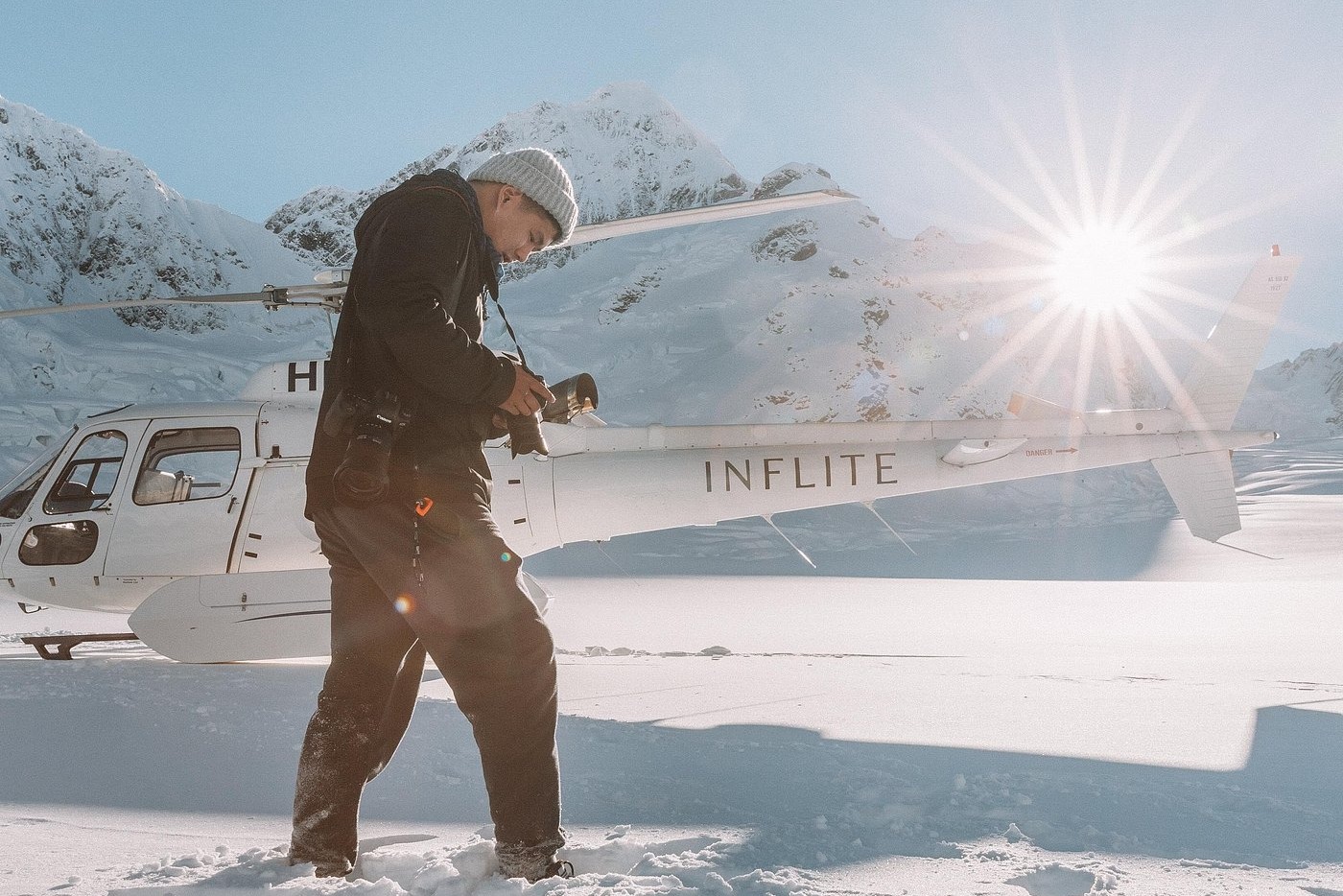 今天就來讚嘆碧綠的融雪湖泊，在耀眼的高山陽光下倒映著皚皚雪峰的壯麗景色。