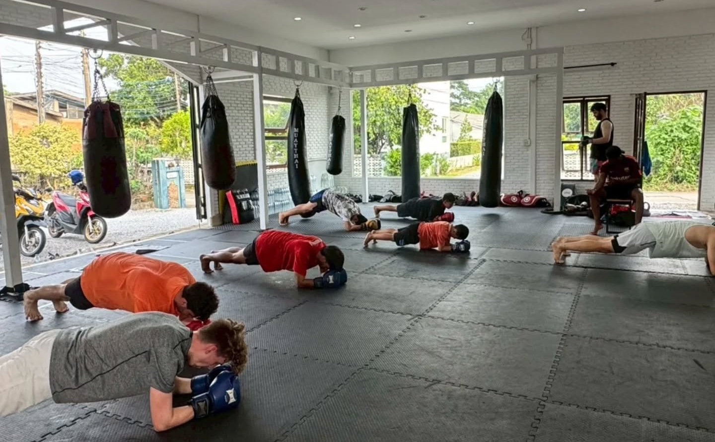 這些入門課程會根據您的體能程度和拳擊技巧進行調整。 這些入門課程會根據您的體能程度和拳擊技巧進行調整。