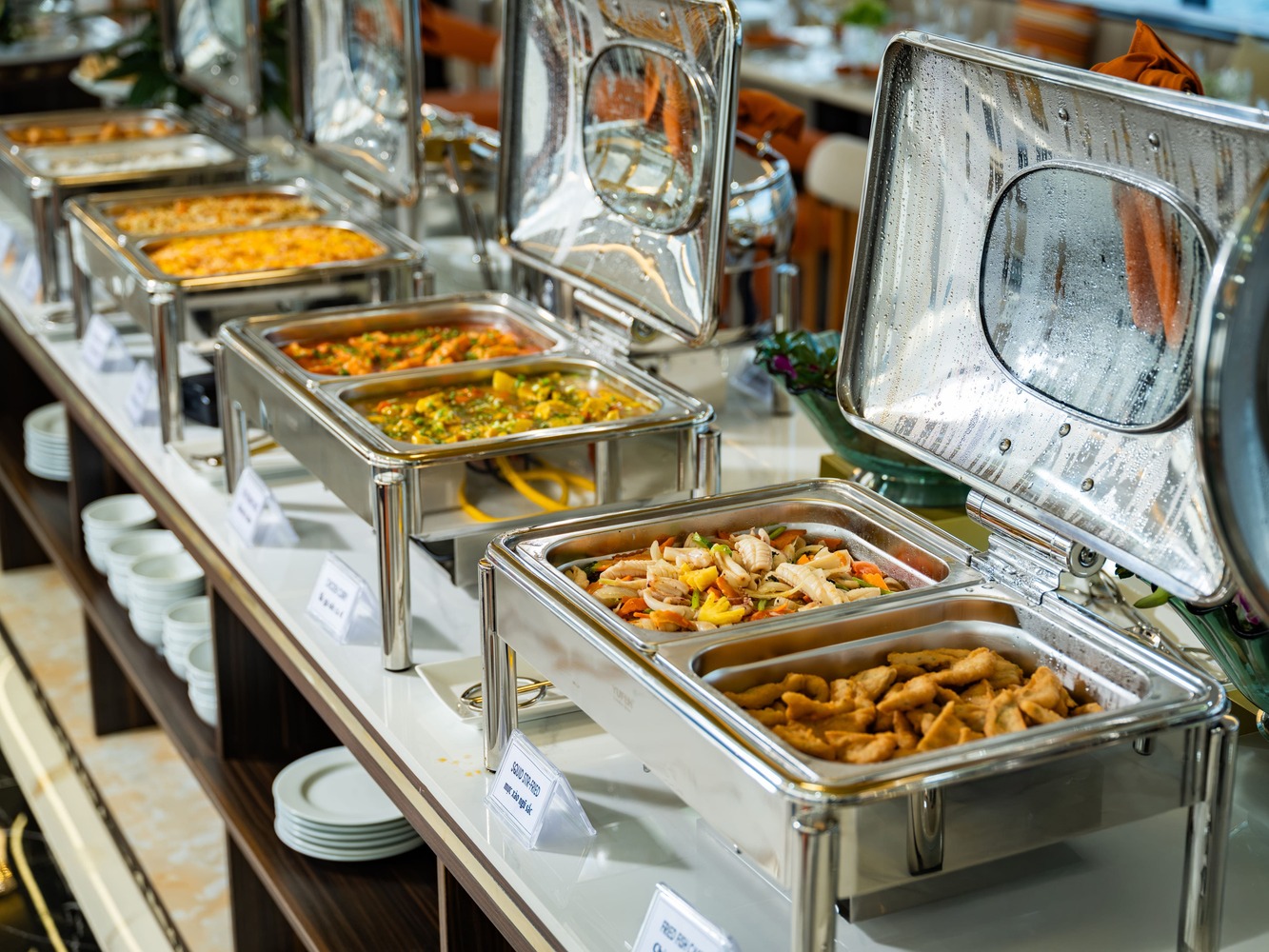 自助午餐菜單提供超過 30 種多樣化菜餚,包含多種下龍灣特色美食,精心烹製以滿足來自世界各地賓客的味蕾。 自助午餐菜單提供超過 30 種多樣化菜餚,包含多種下龍灣特色美食,精心烹製以滿足來自世界各地賓客的味蕾。