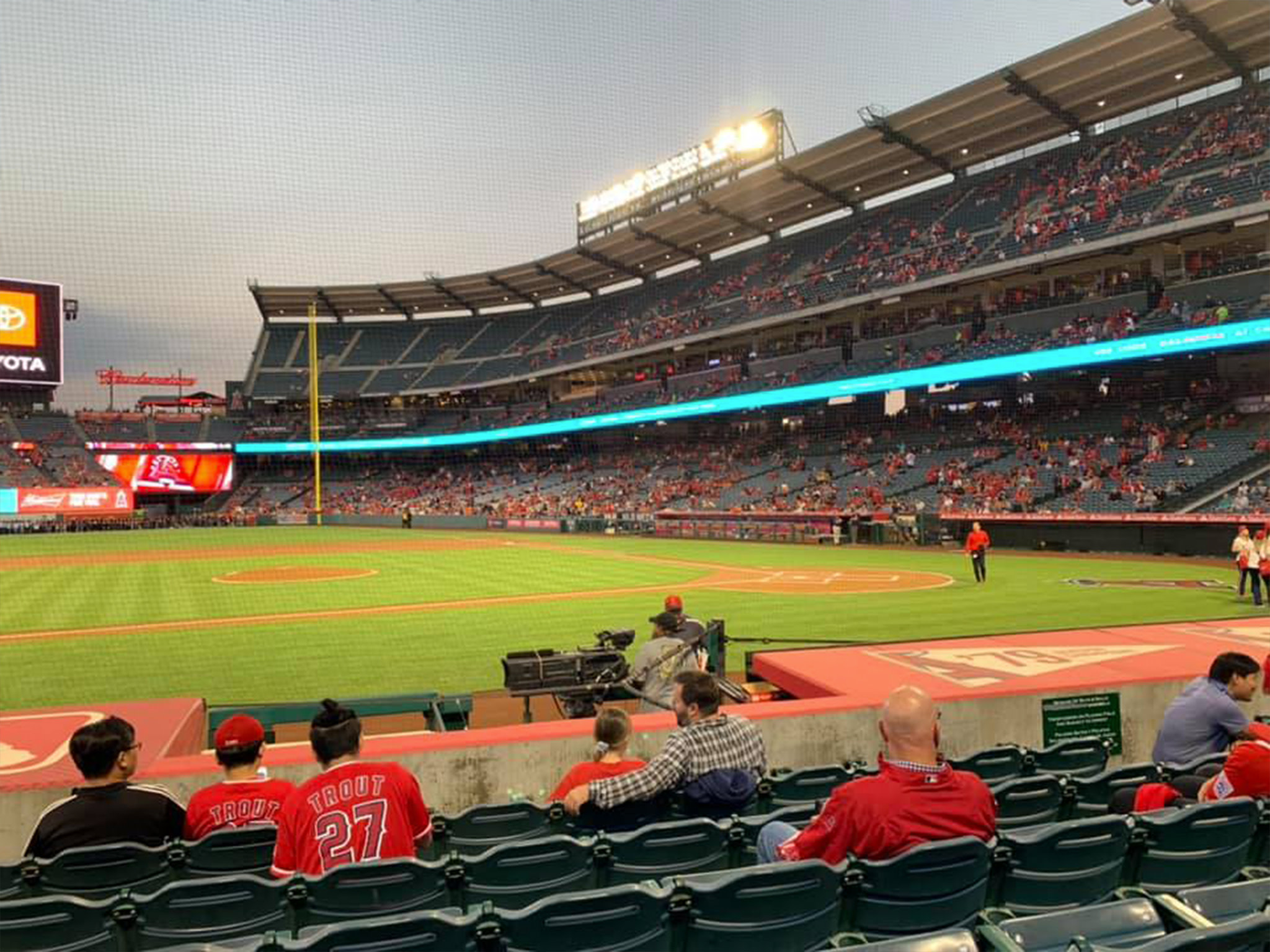 Los-Anjeles Enjels beysbol o'yini Angel stadioni