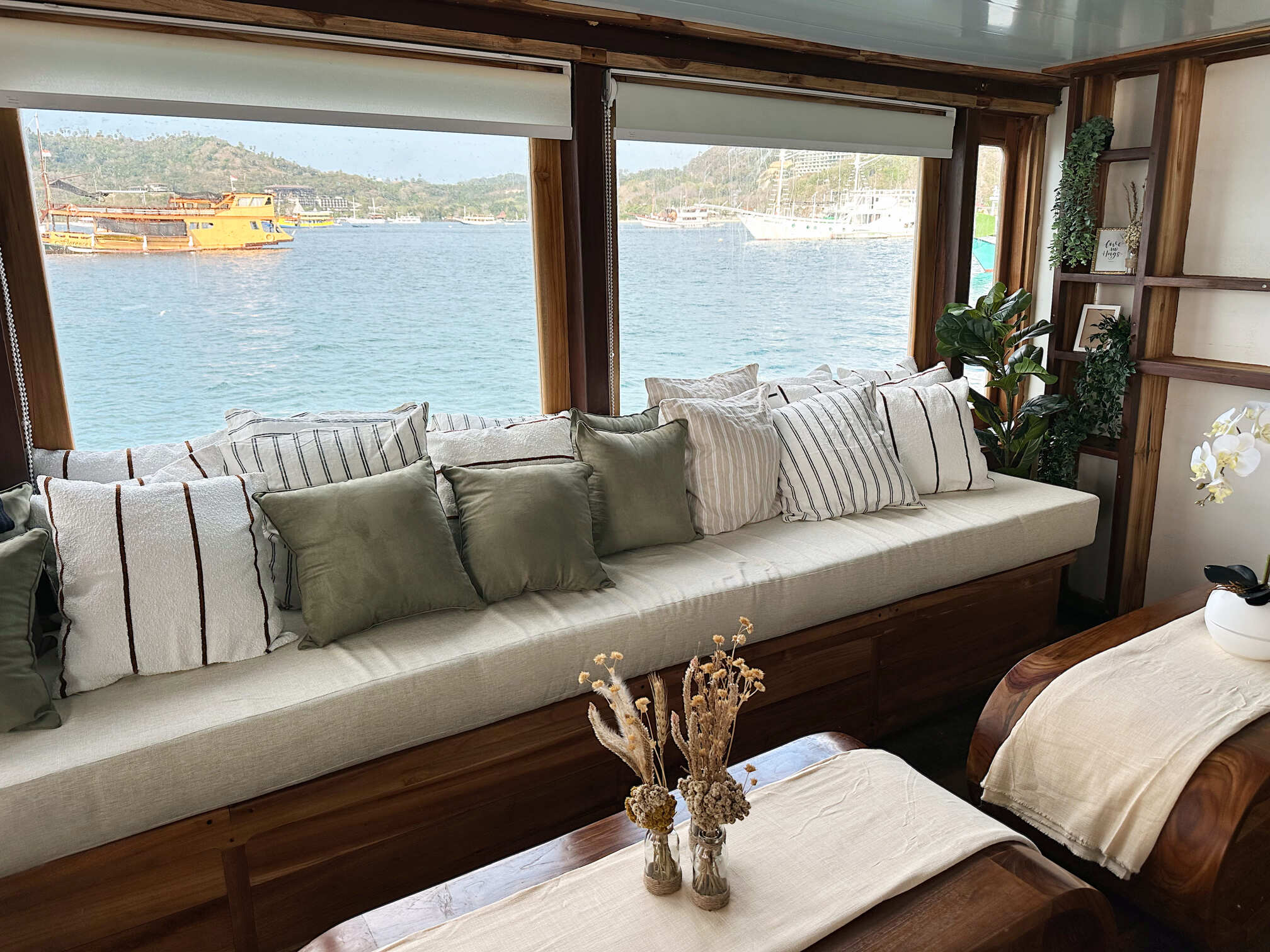 BOAT 2 Cozy Lounge / Living Room BOAT 2 Cozy Lounge / Living Room