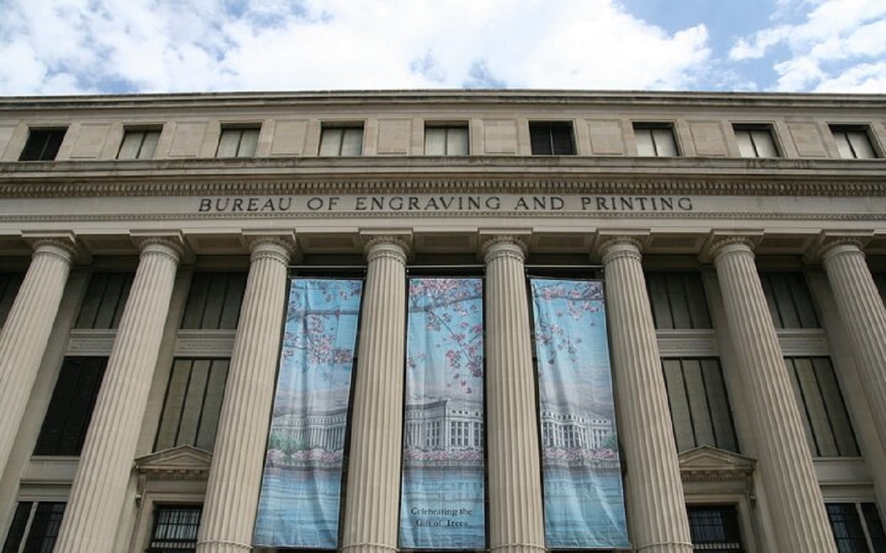 林肯紀念堂和傑佛遜紀念堂的倒影，在平靜的潮汐湖水面上交相輝映，美不勝收。