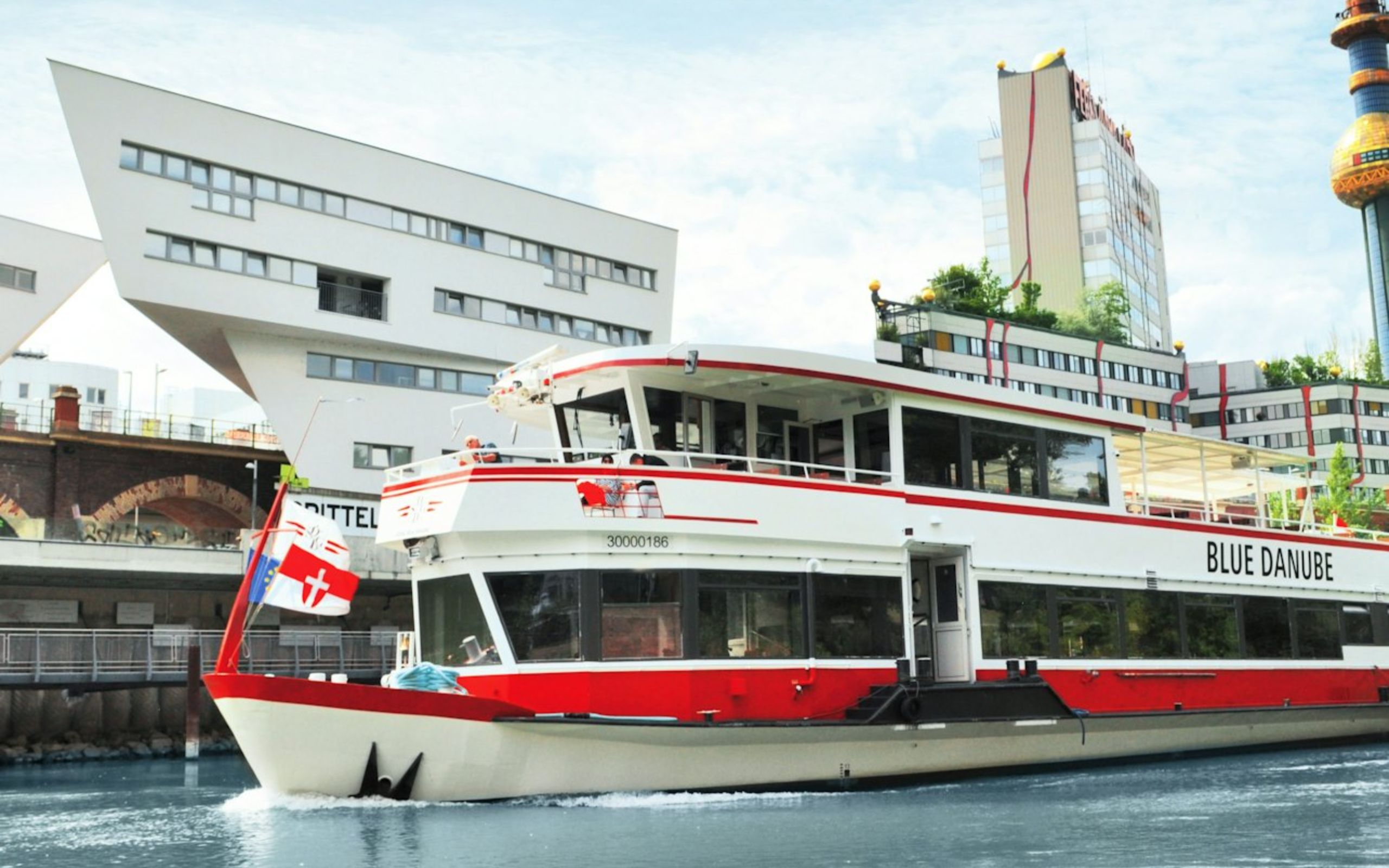 搭船經過未來感十足的 Zaha-Hadid-Haus，從多瑙運河欣賞維也納令人驚嘆的現代天際線。