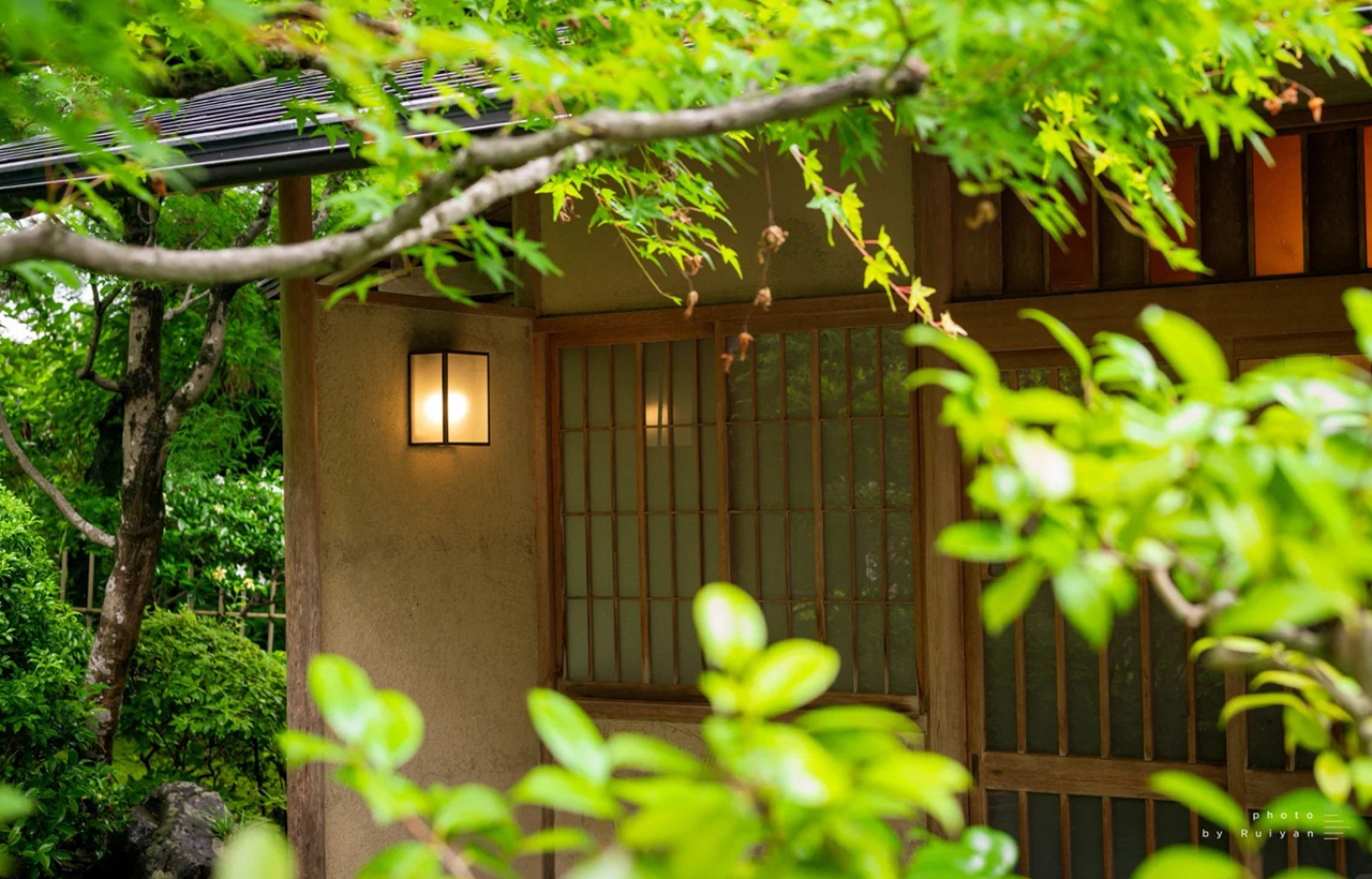 鳳庵靜謐溫柔,木香與茶意瀰漫,坐下就能感受到淺淺的日式慢生活氛圍。 鳳庵靜謐溫柔,木香與茶意瀰漫,坐下就能感受到淺淺的日式慢生活氛圍。