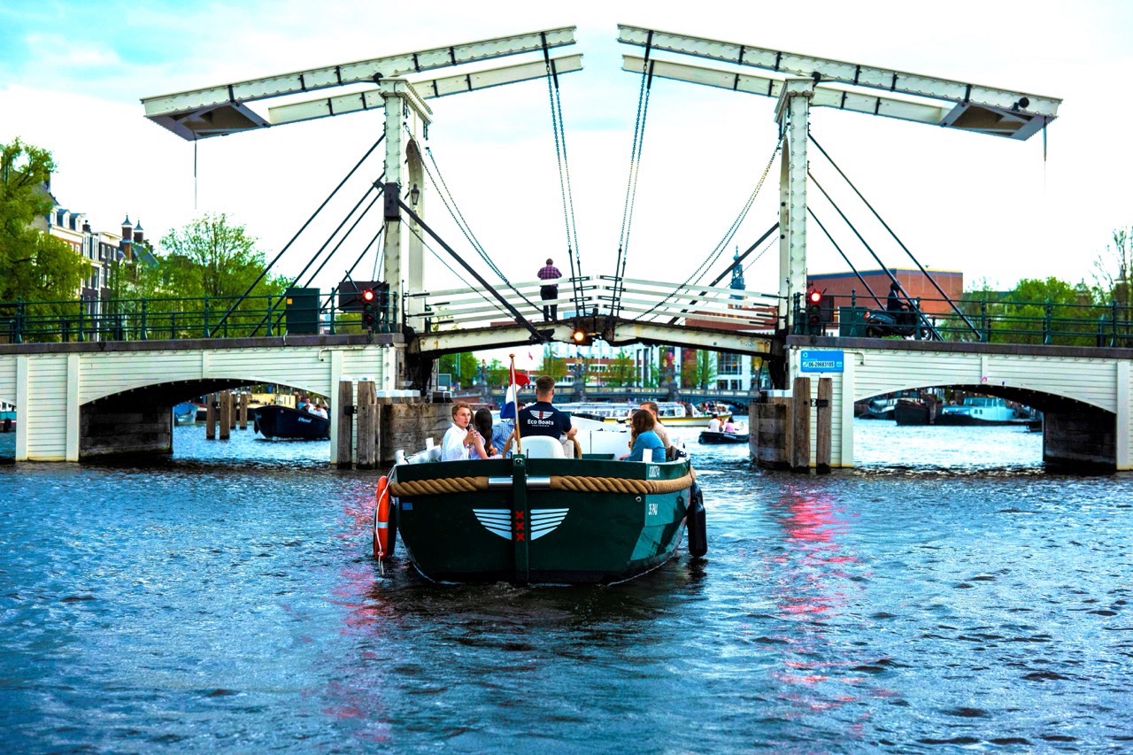 Stylish canal cruise with Local Skipper incl. a Wine, Beer or Soda