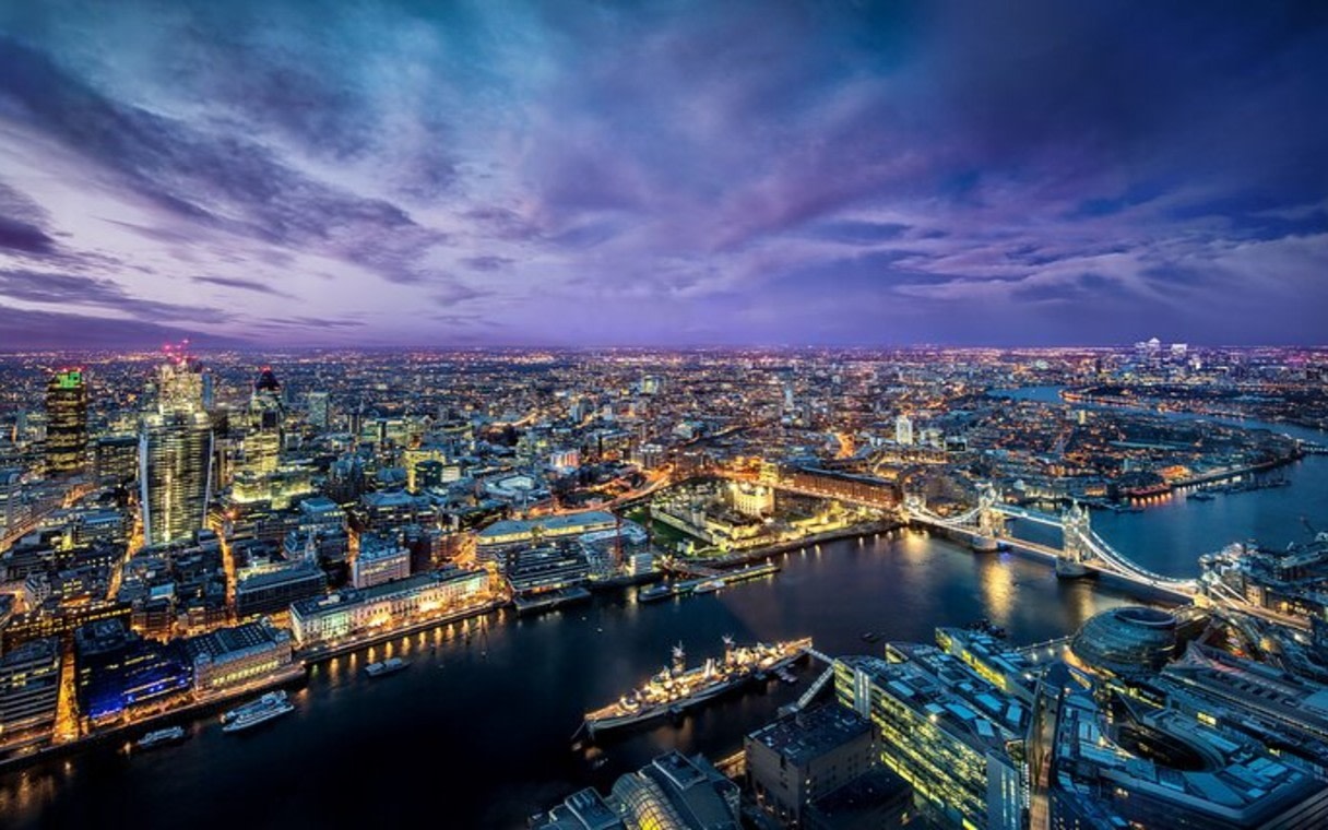 London: Iconic Landmarks & Ancient Stonehenge Private Tour